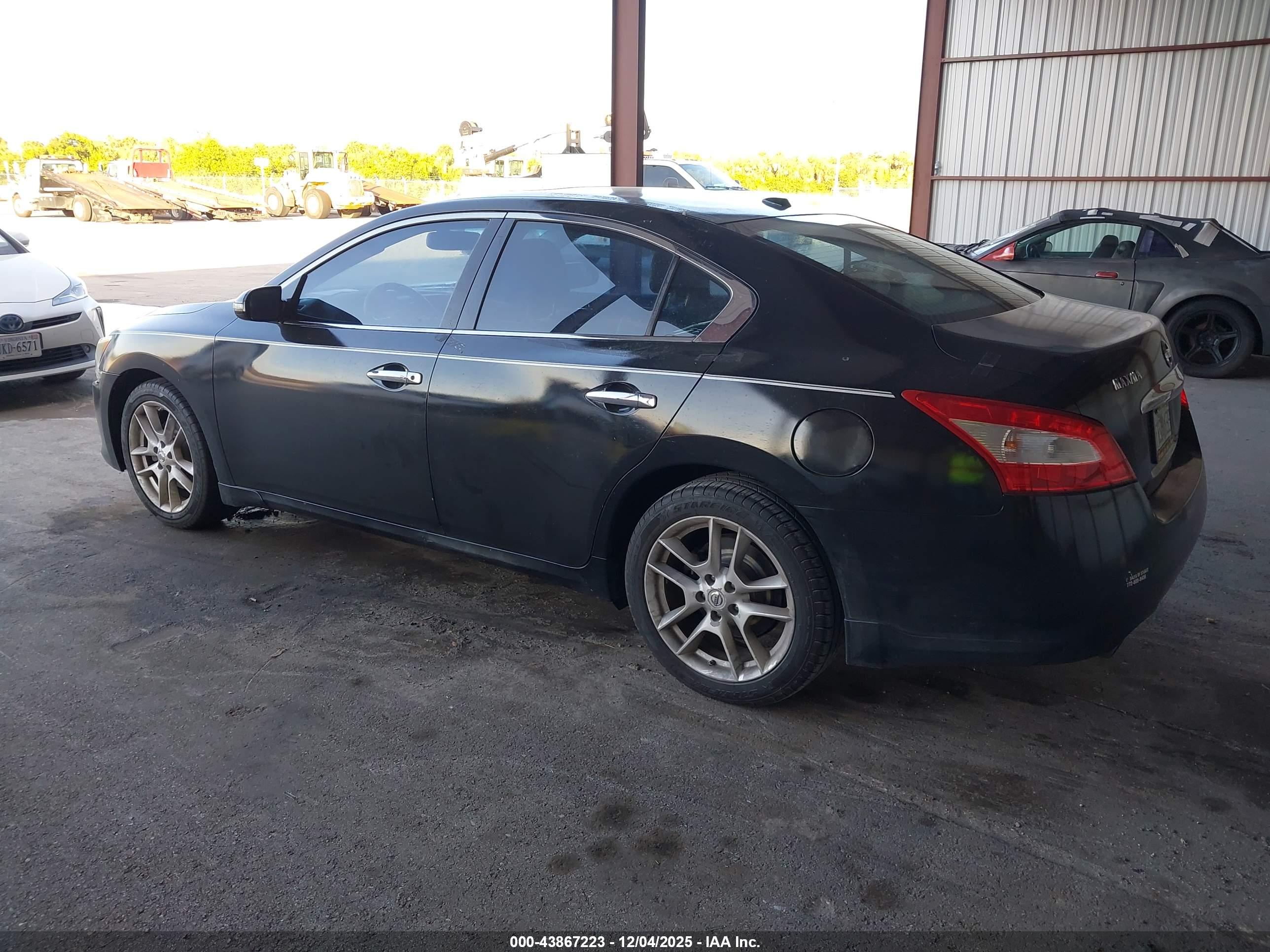 NISSAN MAXIMA image 3