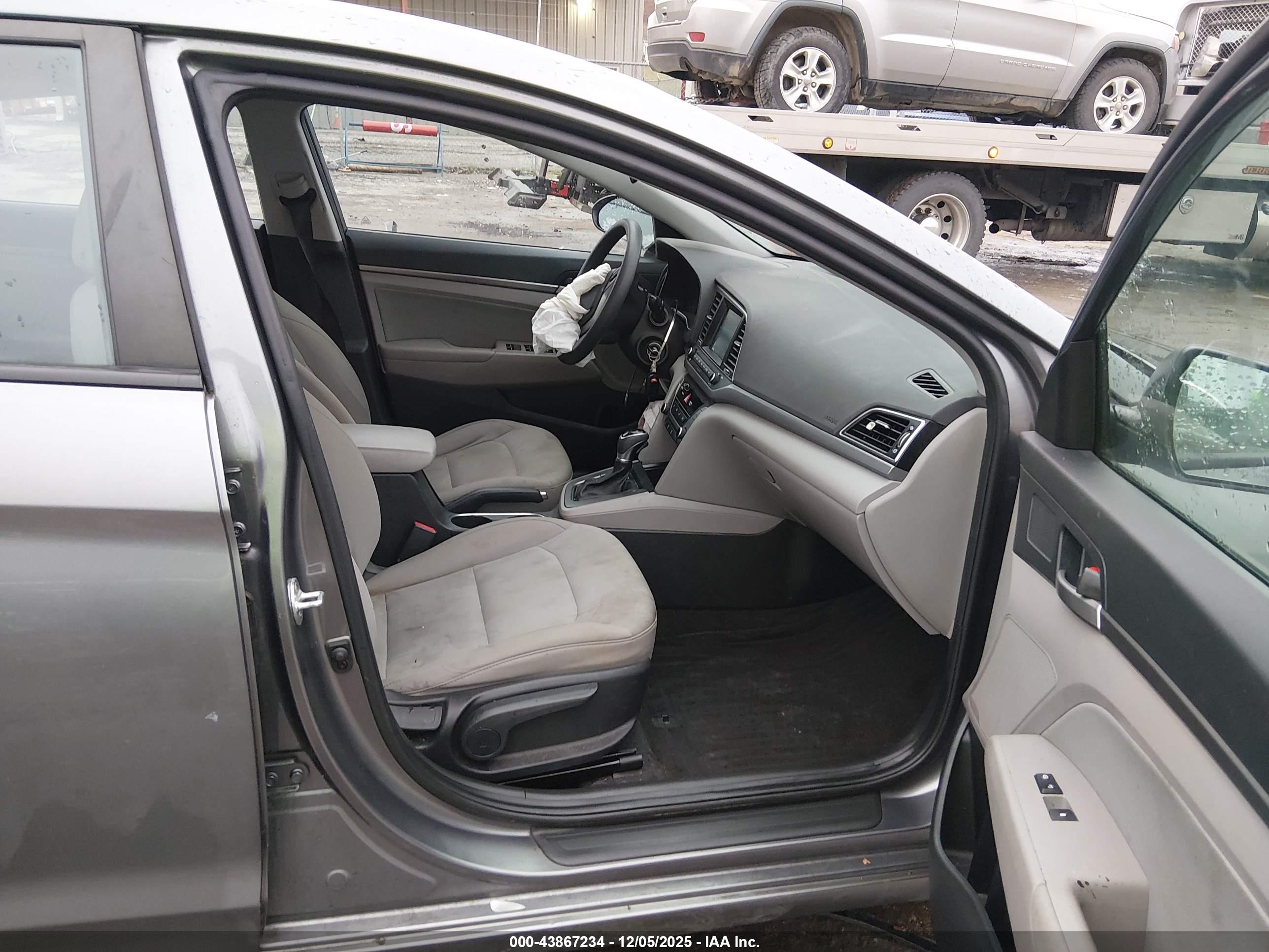 HYUNDAI ELANTRA image 5
