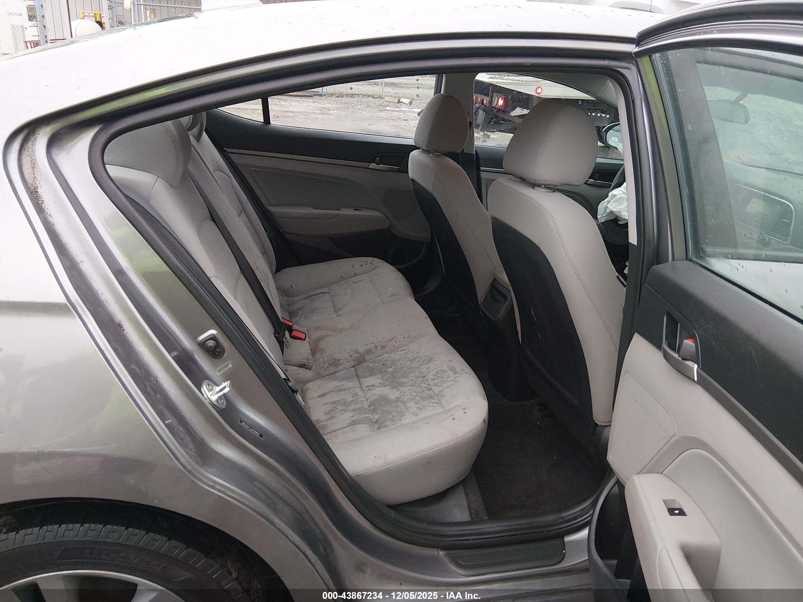 HYUNDAI ELANTRA image 8