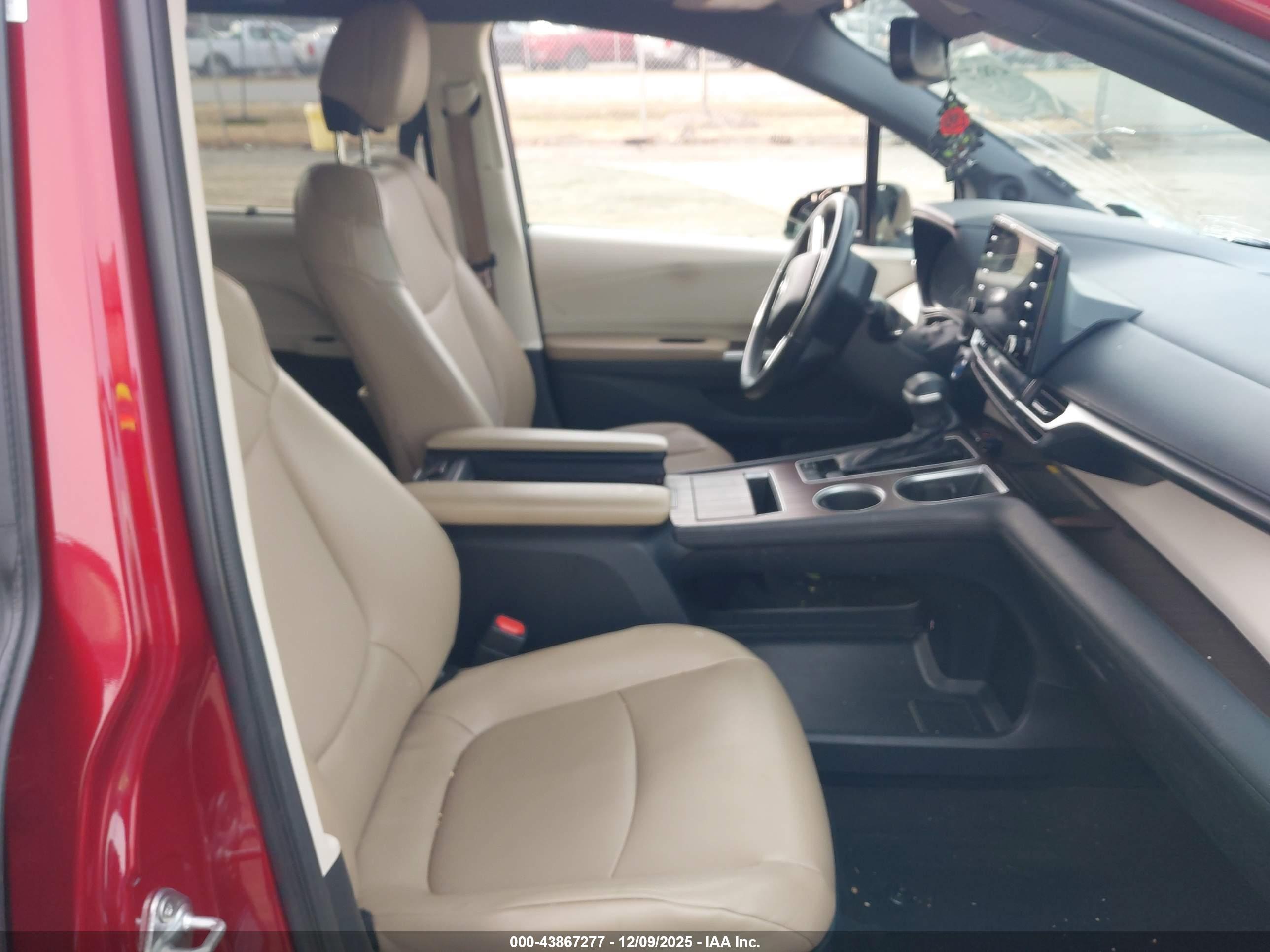 TOYOTA SIENNA image 5