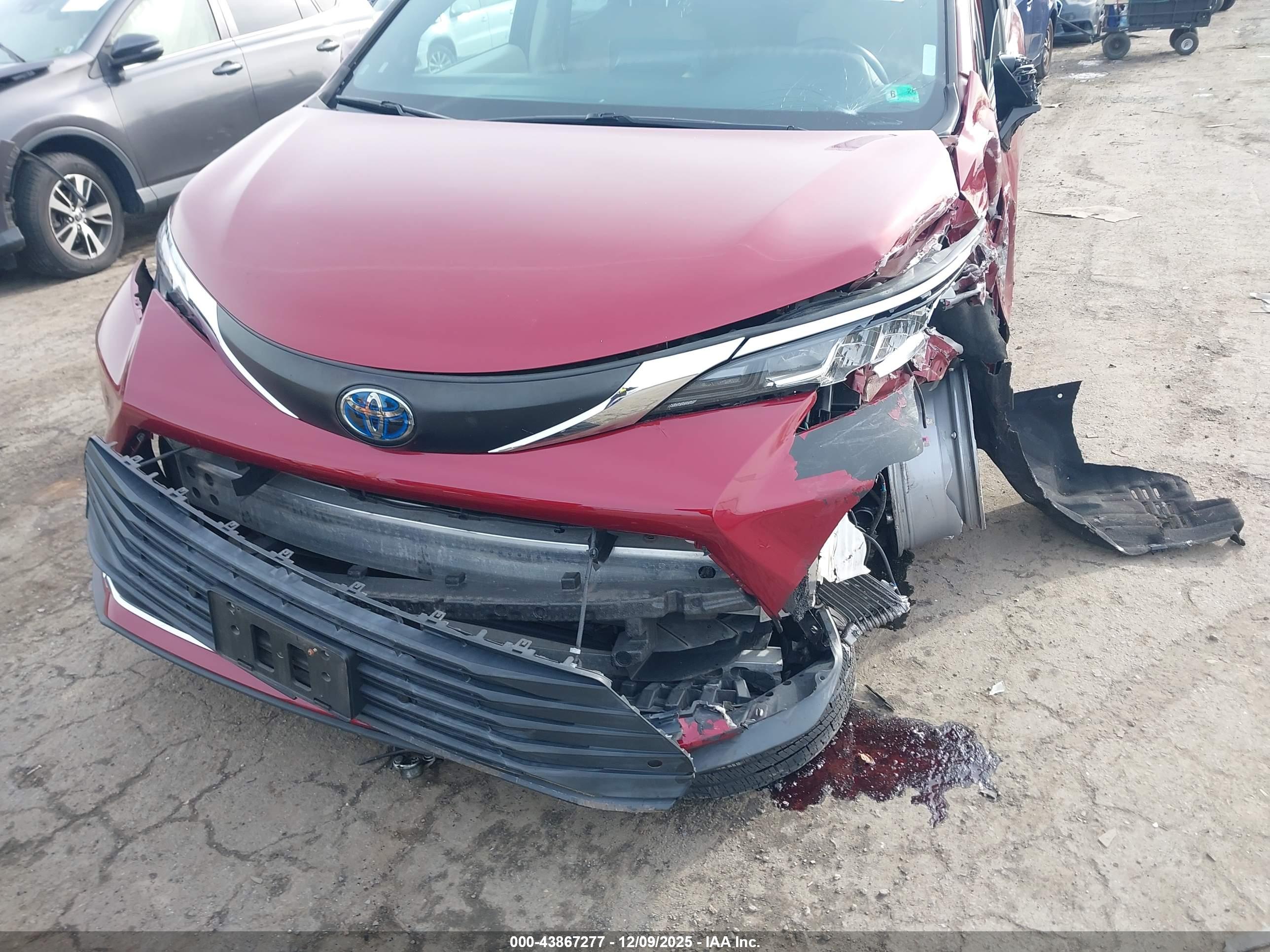 TOYOTA SIENNA image 6