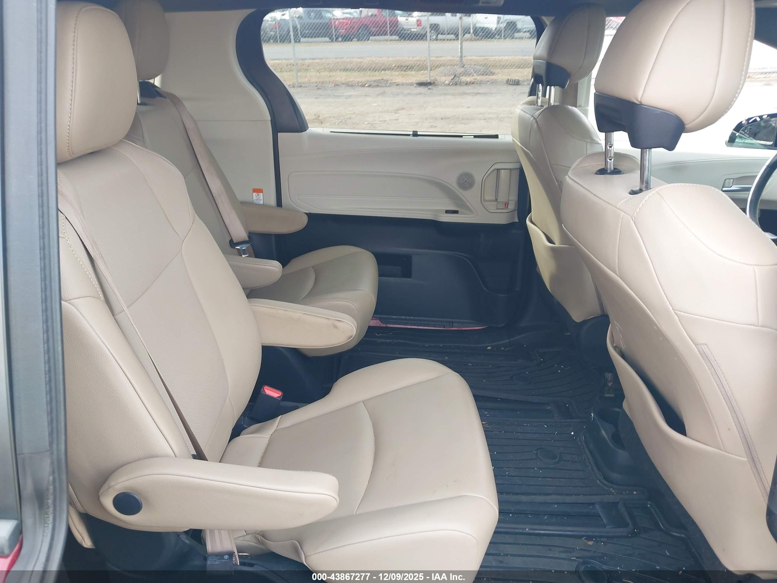 TOYOTA SIENNA image 8