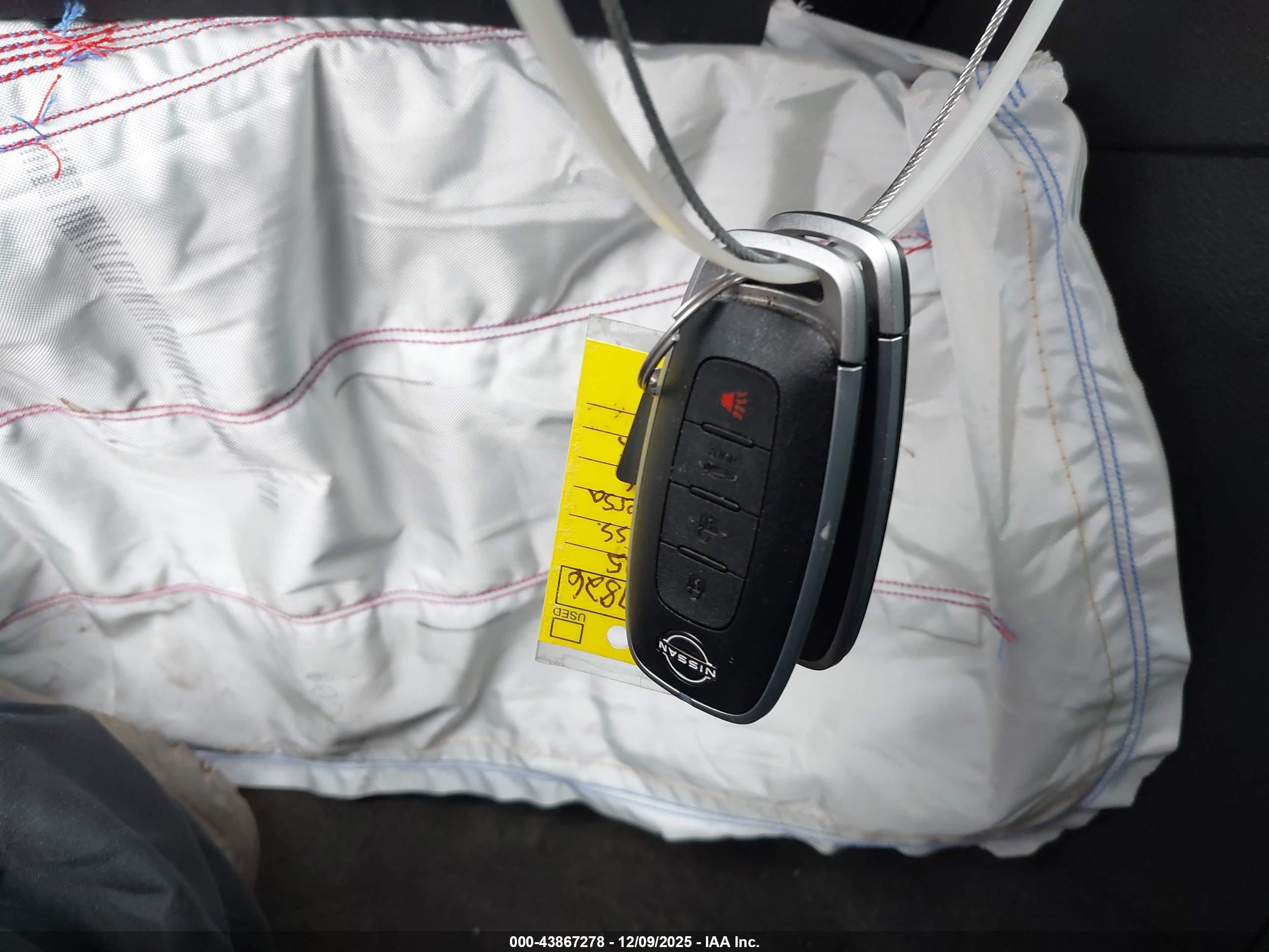 NISSAN VERSA image 11