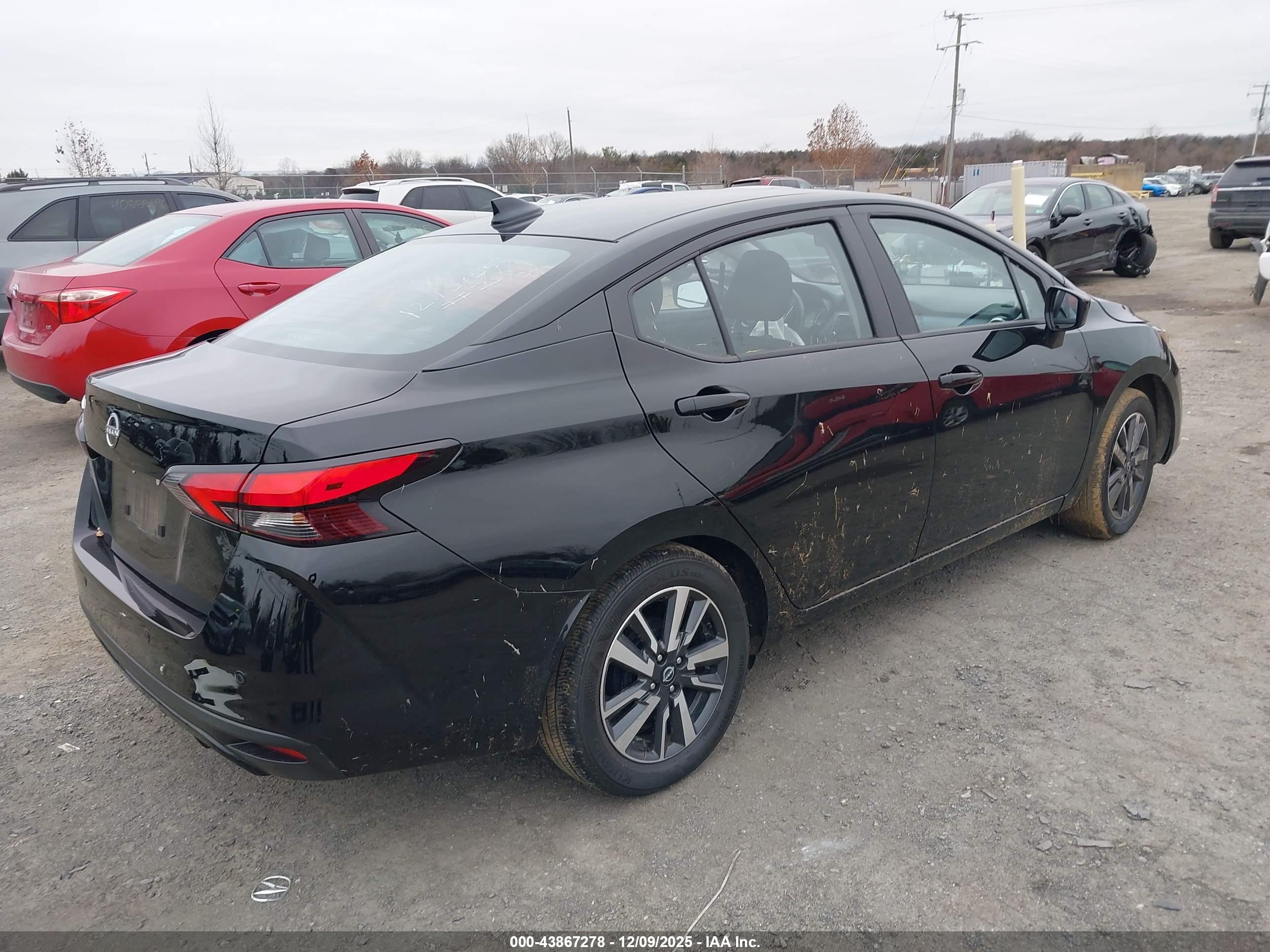 NISSAN VERSA image 4