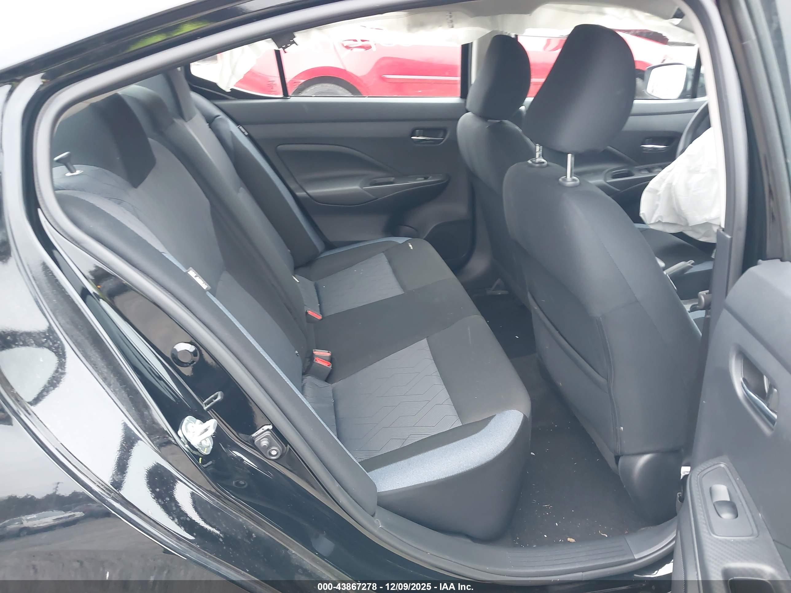 NISSAN VERSA image 8