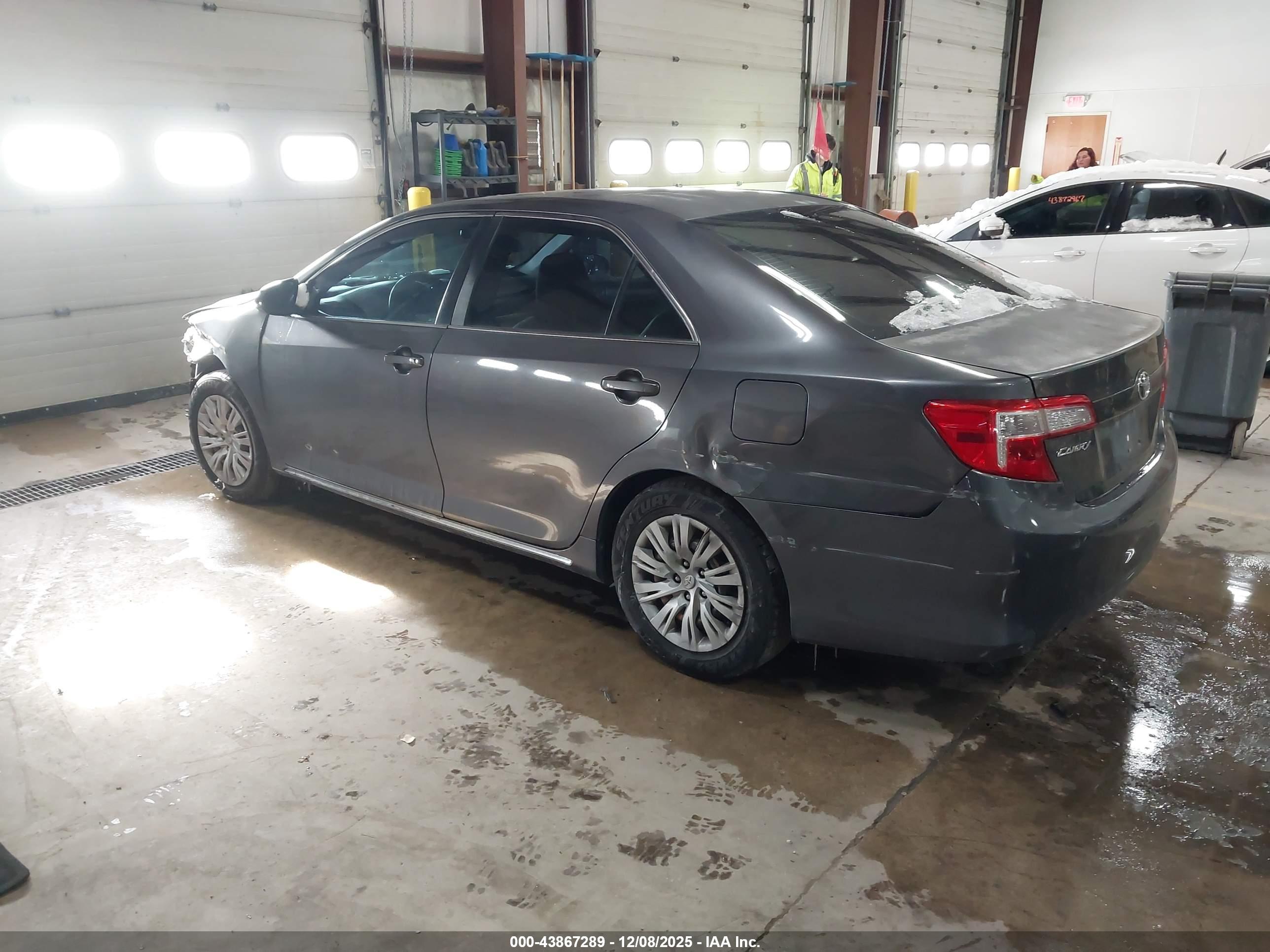 TOYOTA CAMRY image 3