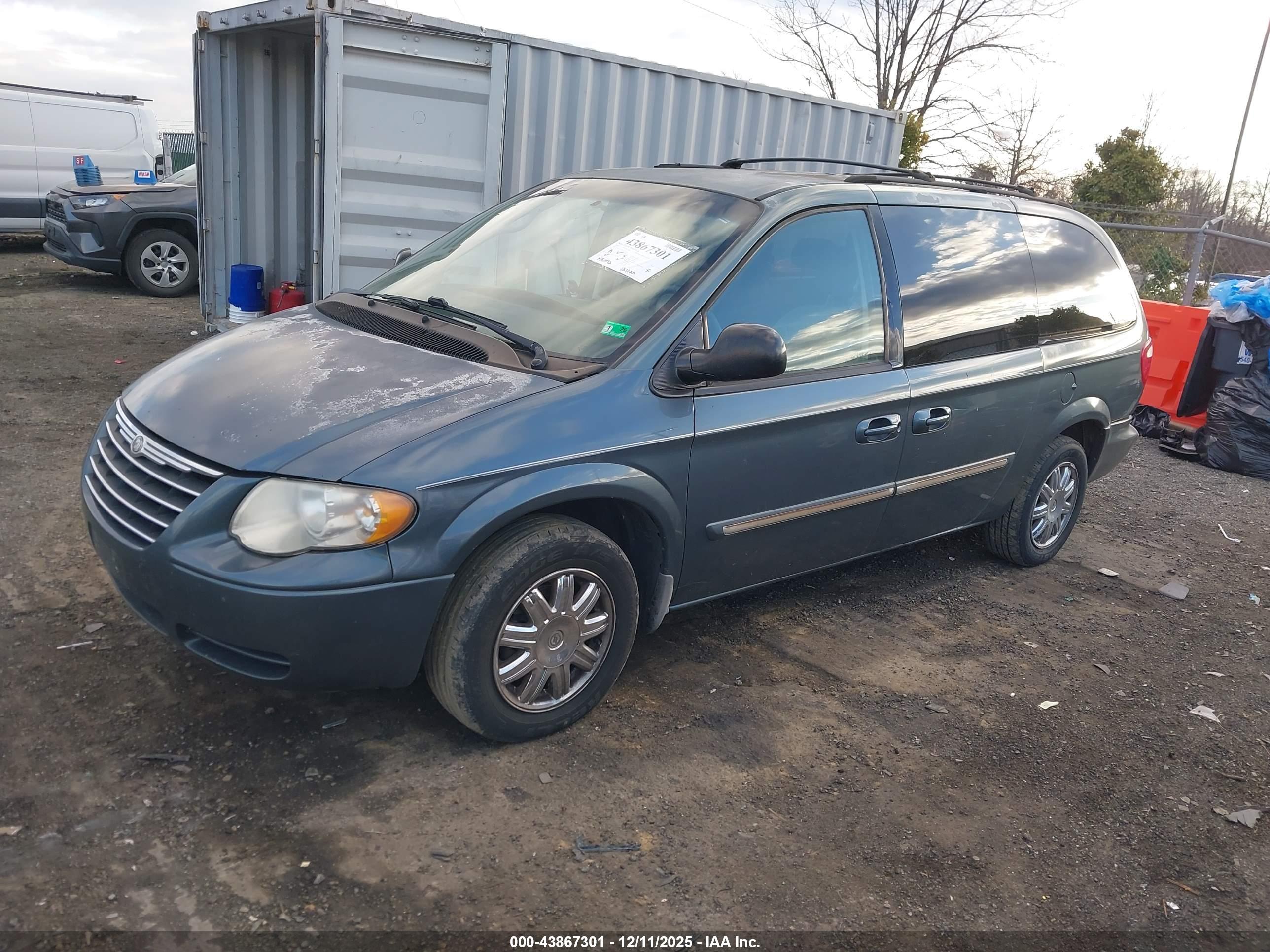 CHRYSLER TOWN image 2