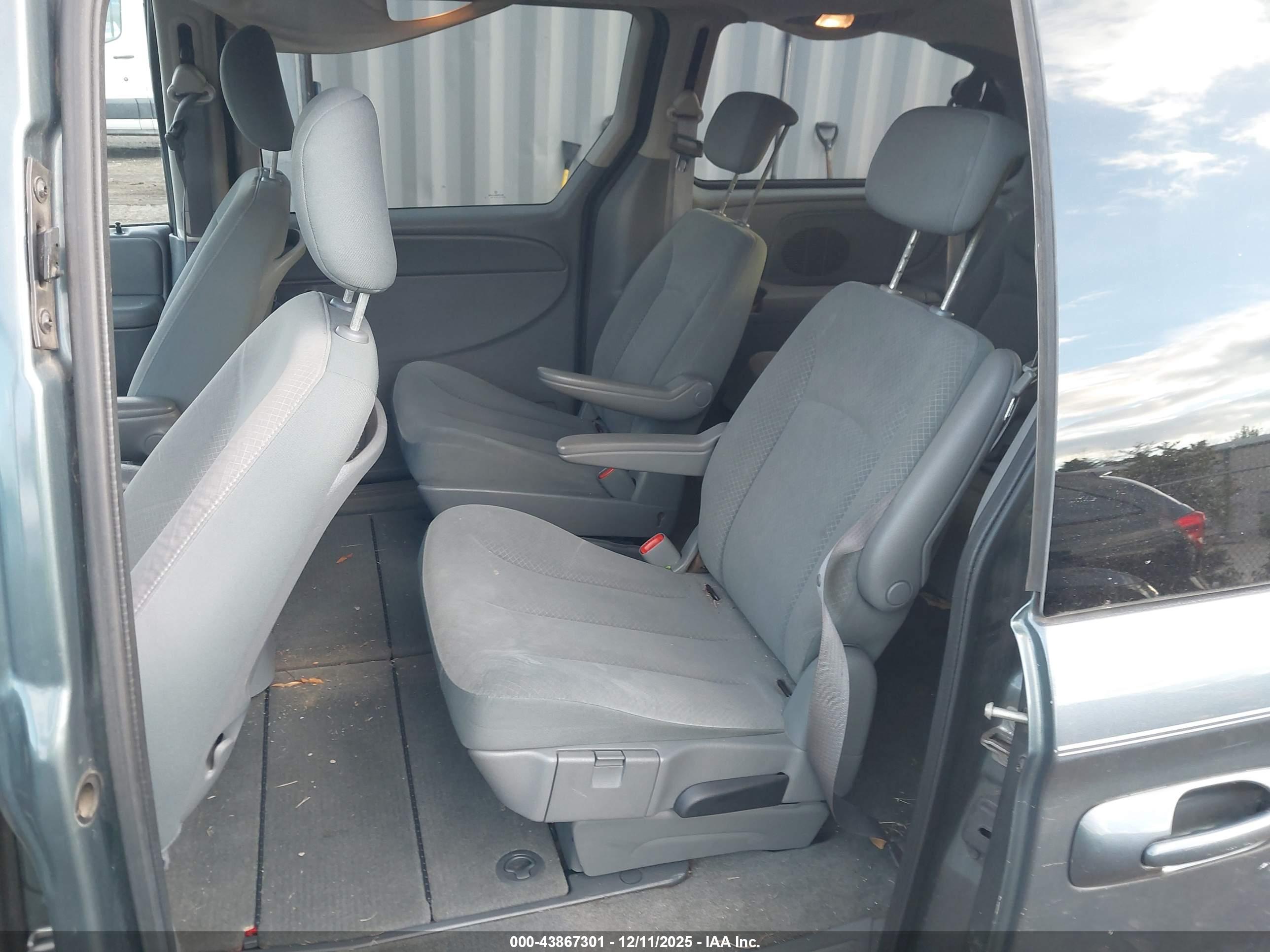 CHRYSLER TOWN image 8