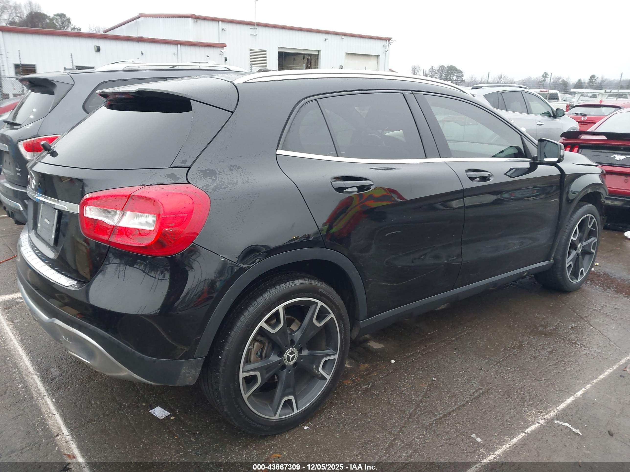 MERCEDES-BENZ GLA image 4
