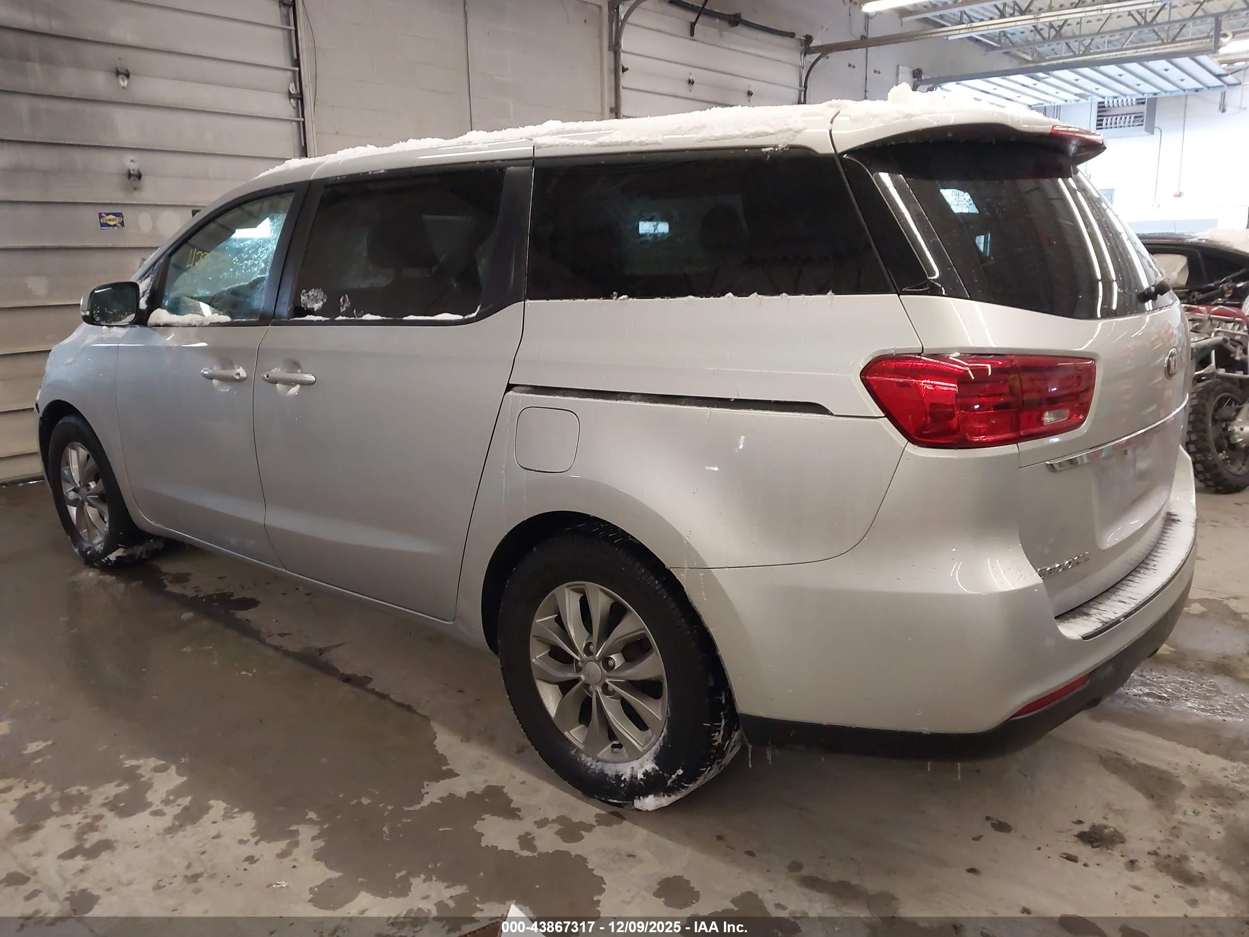 KIA SEDONA image 3