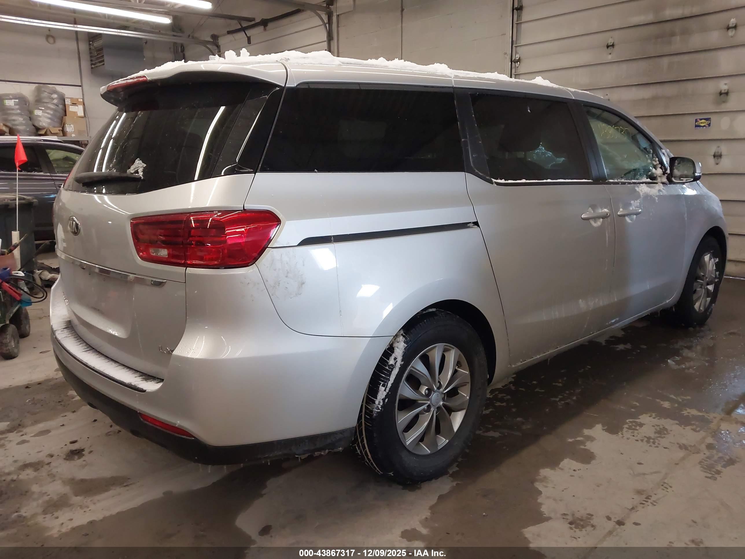 KIA SEDONA image 4