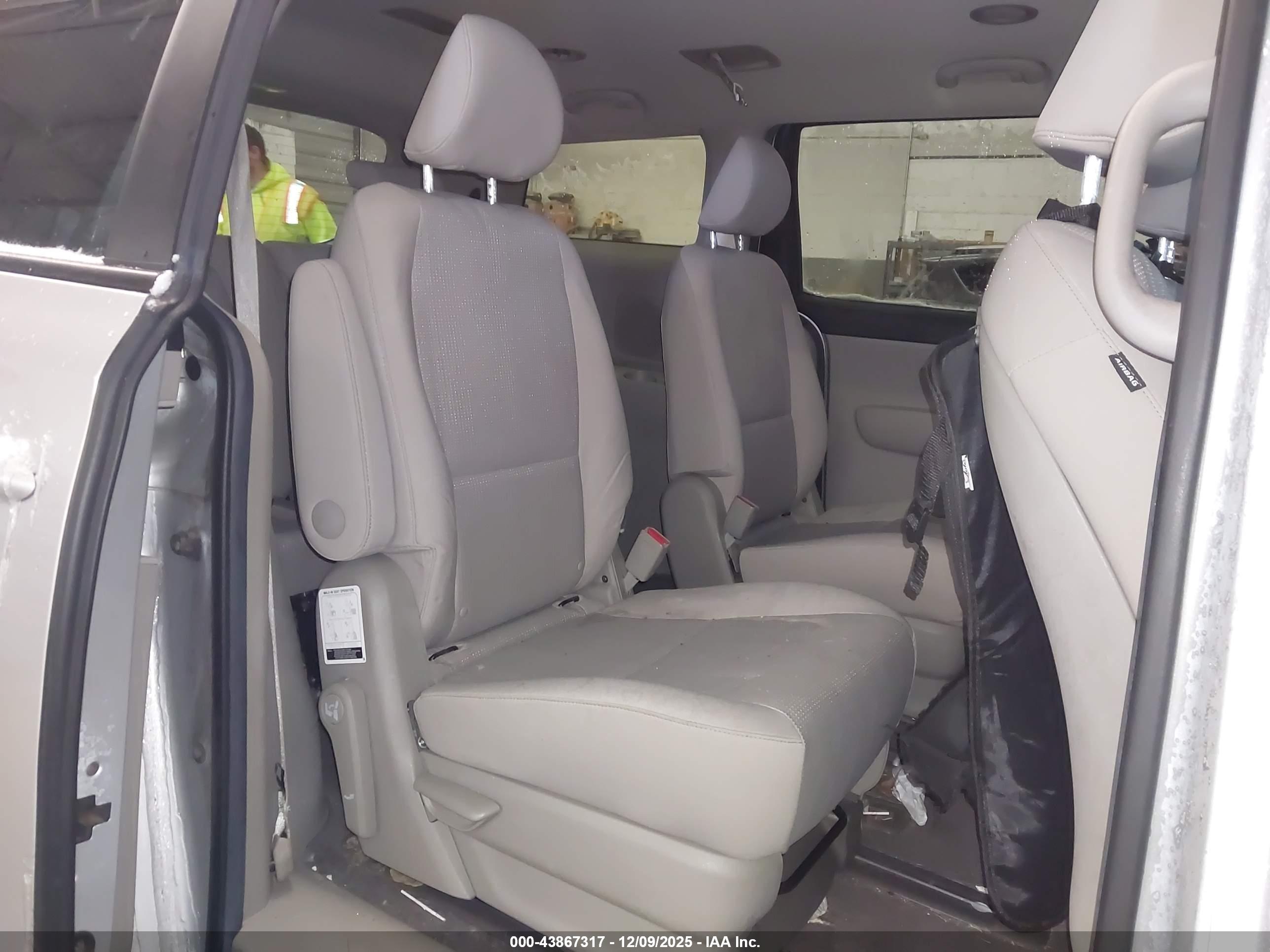 KIA SEDONA image 8