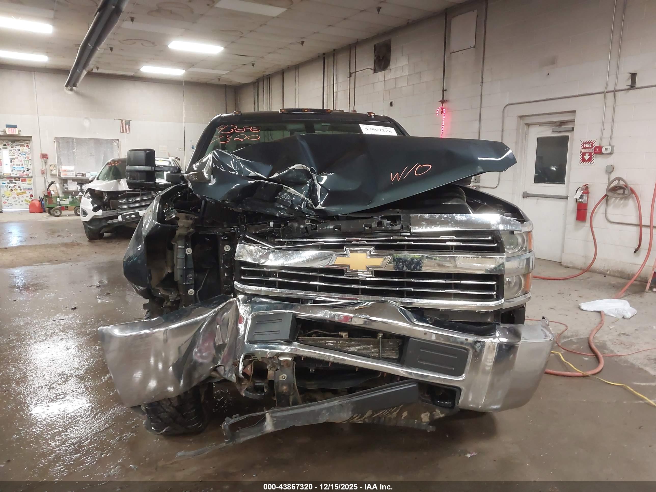 CHEVROLET SILVERADO image 6