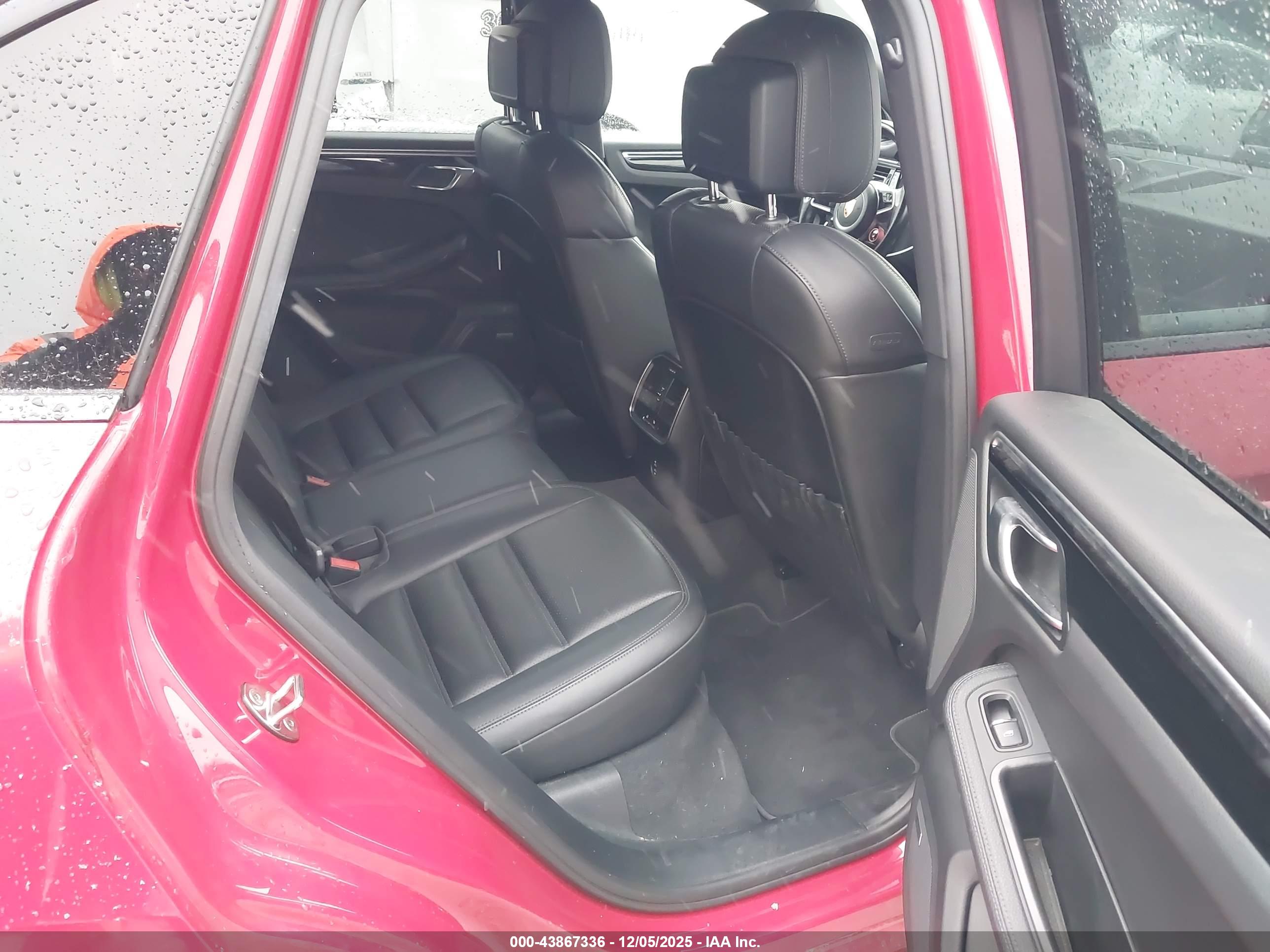 PORSCHE MACAN image 8