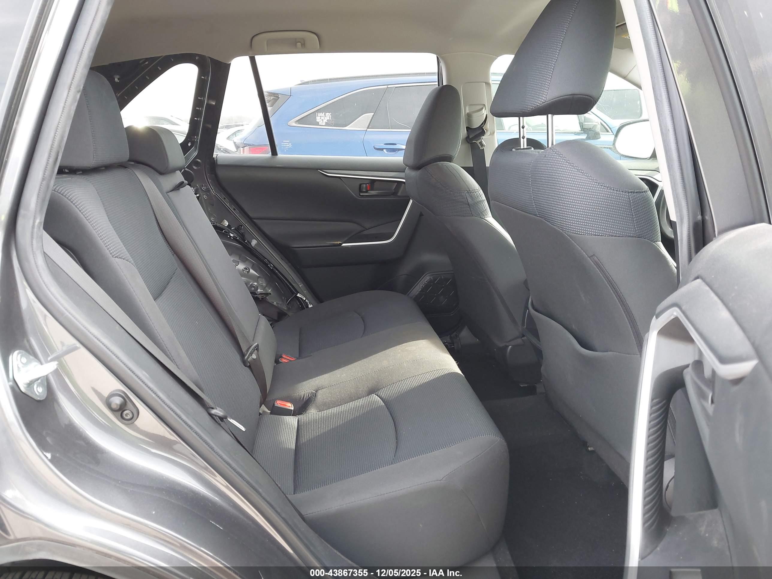TOYOTA RAV4 image 8
