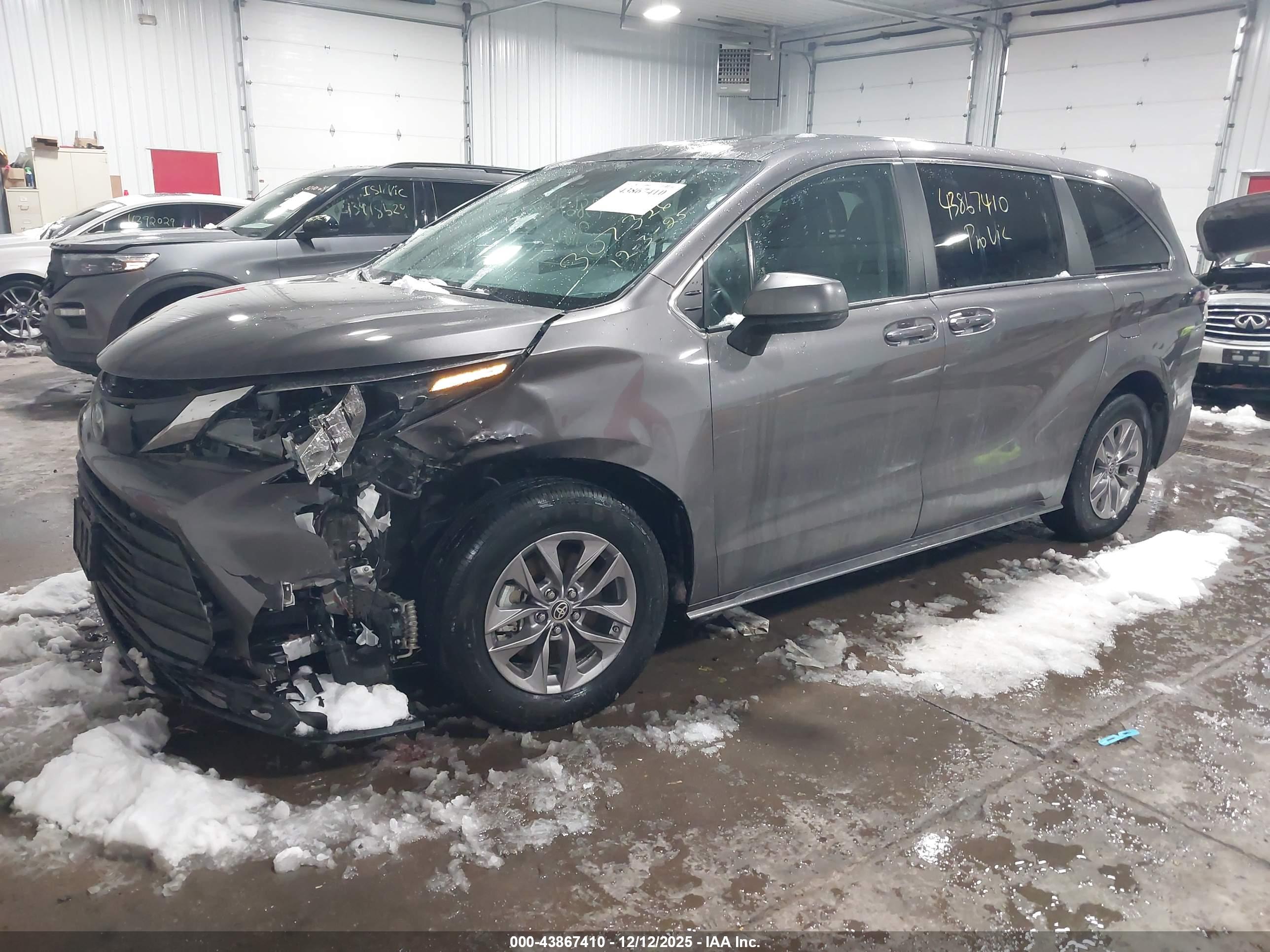 TOYOTA SIENNA image 2