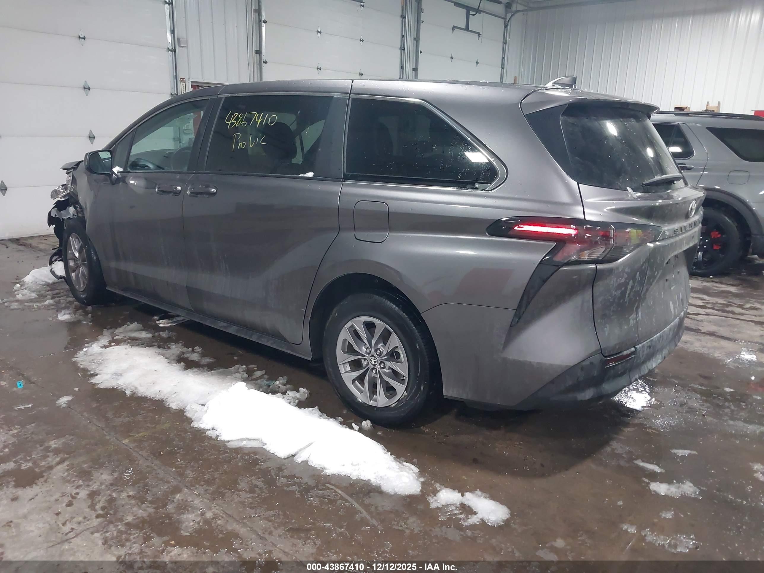 TOYOTA SIENNA image 3