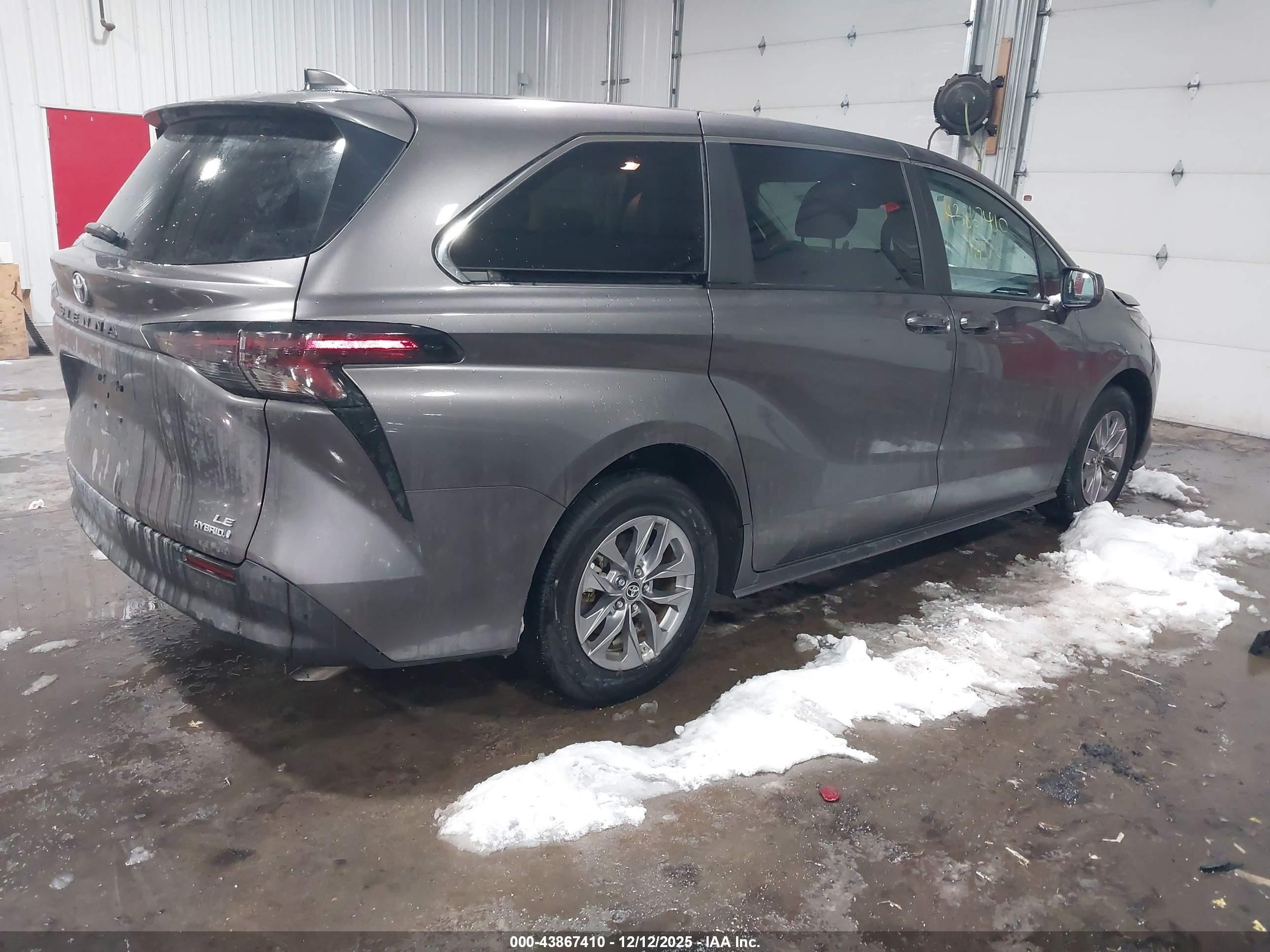 TOYOTA SIENNA image 4
