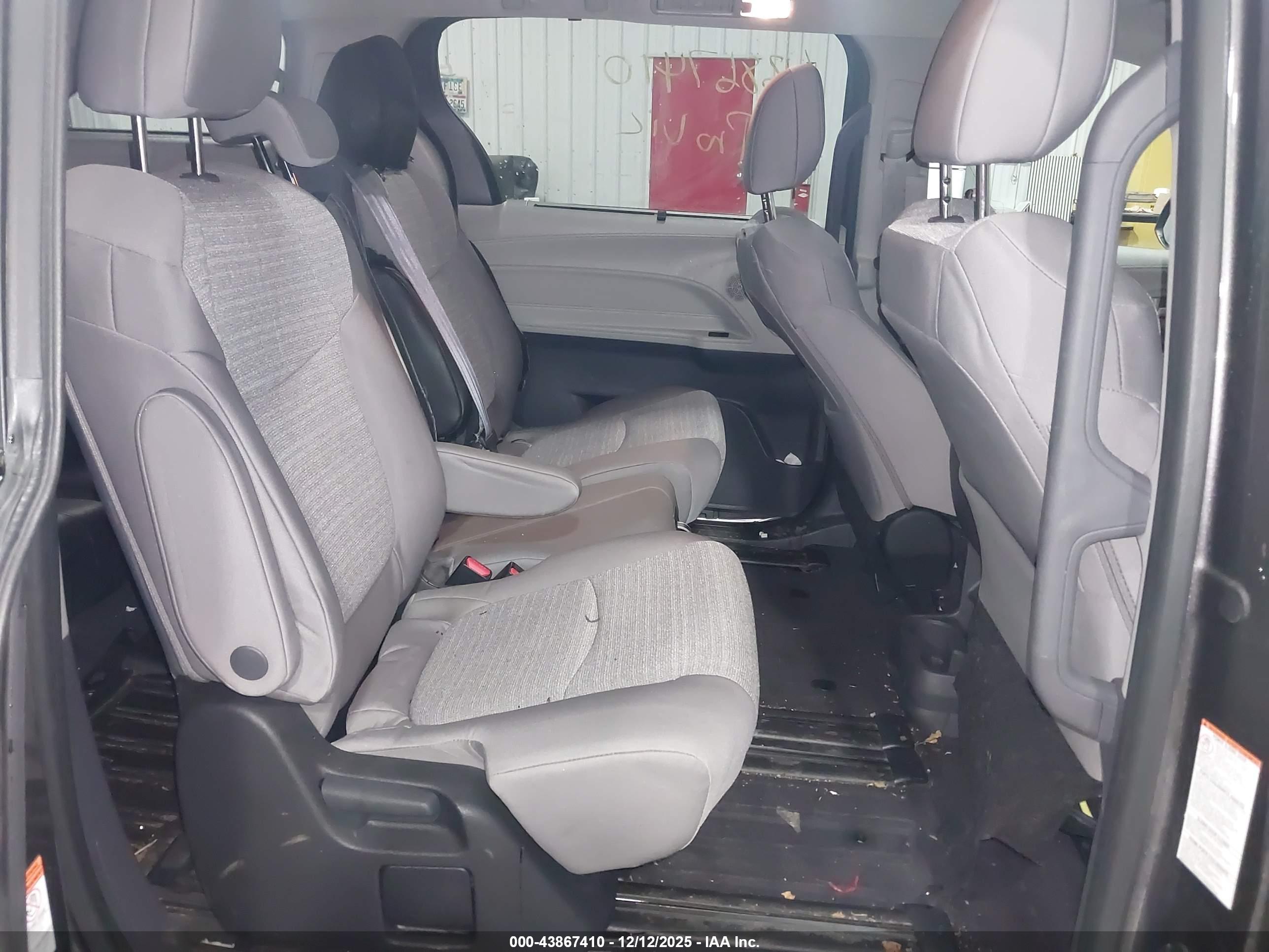 TOYOTA SIENNA image 8