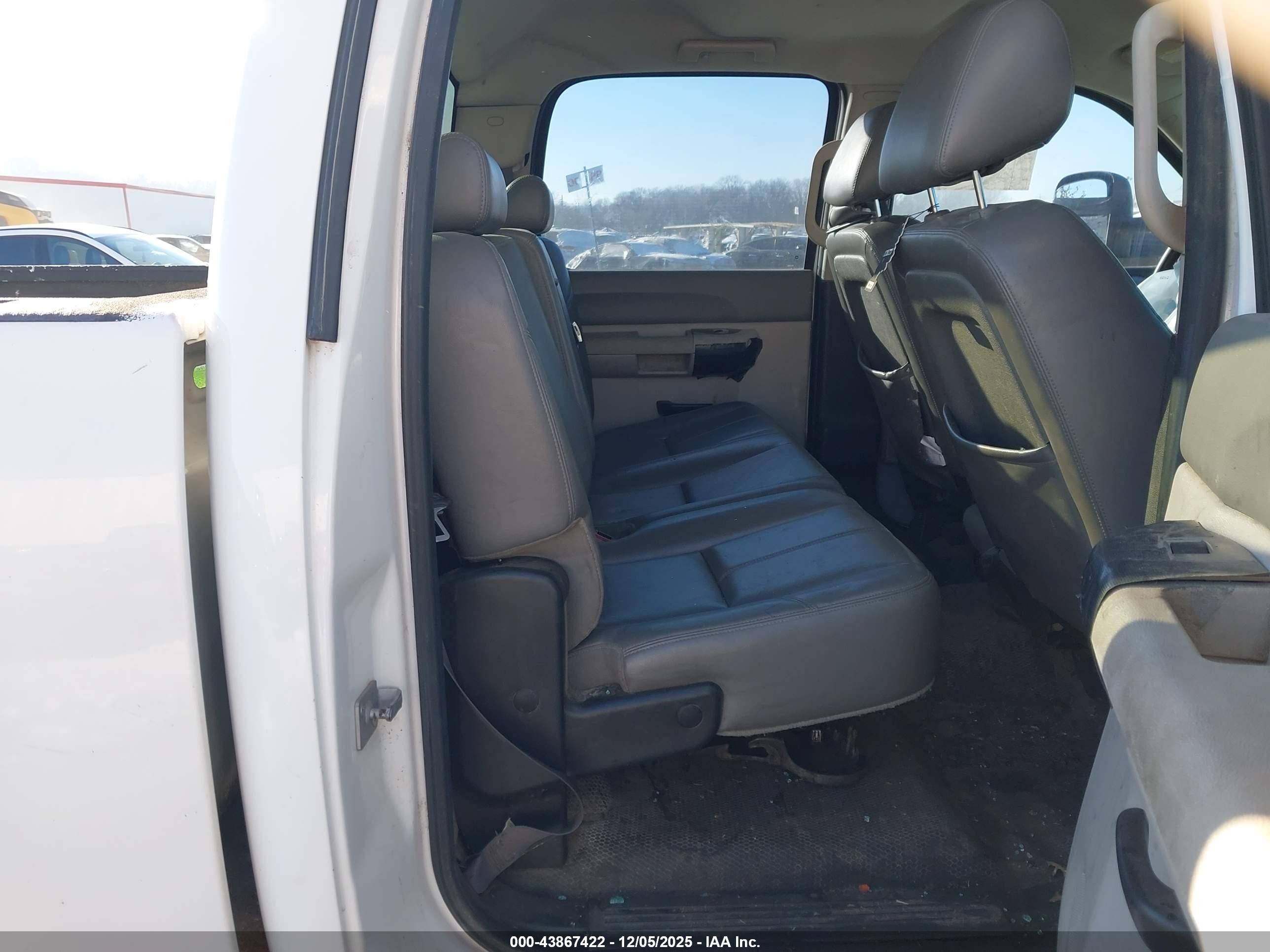 CHEVROLET SILVERADO image 8
