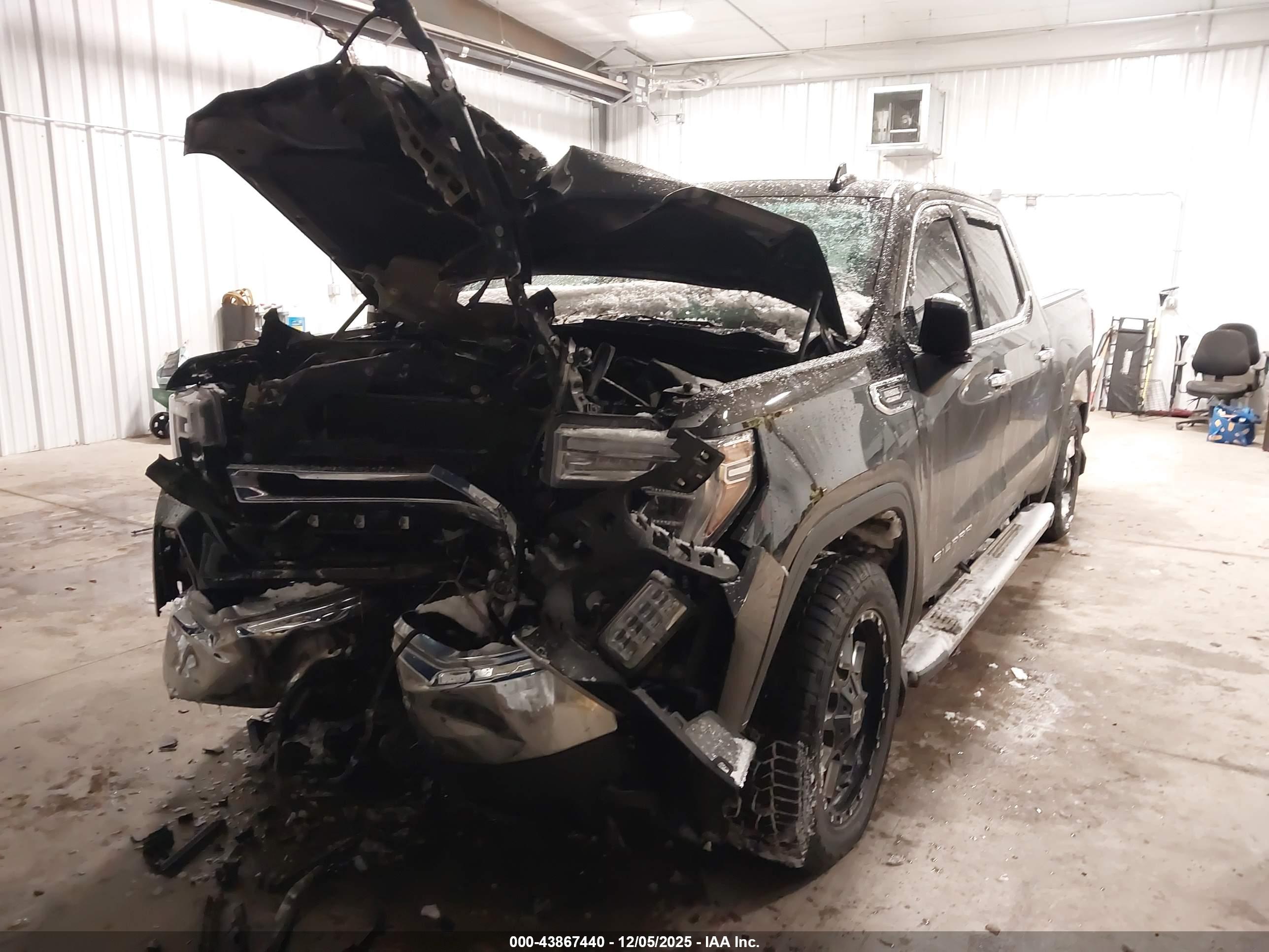 GMC SIERRA image 2