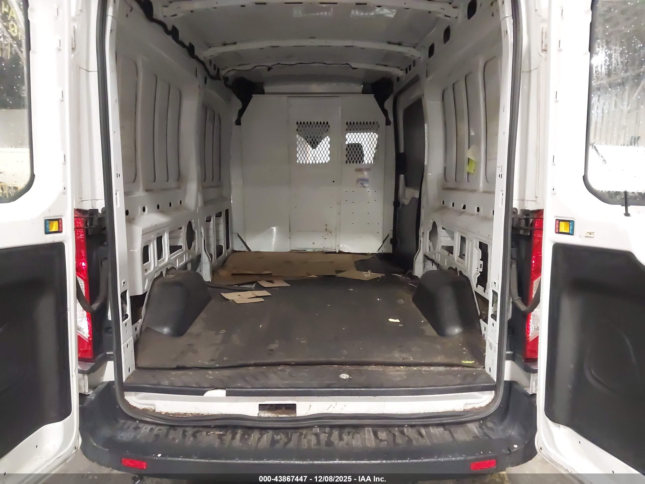 FORD TRANSIT-250 image 8