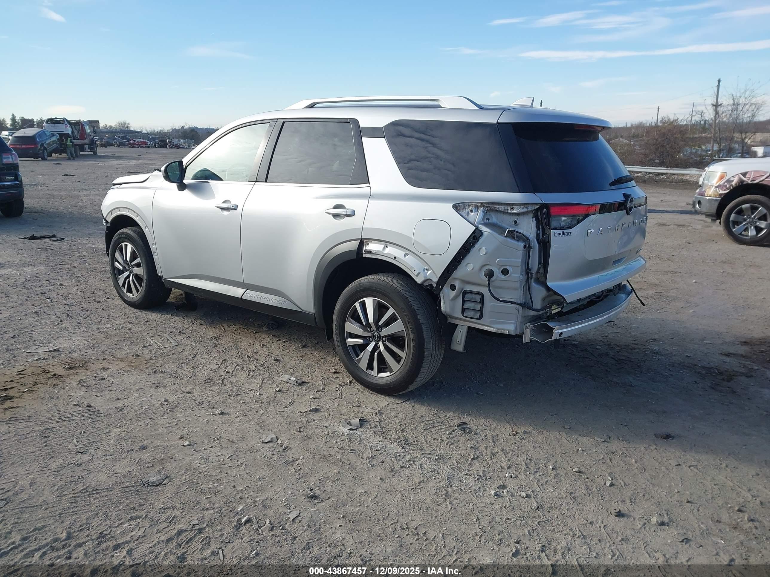 NISSAN PATHFINDER image 3