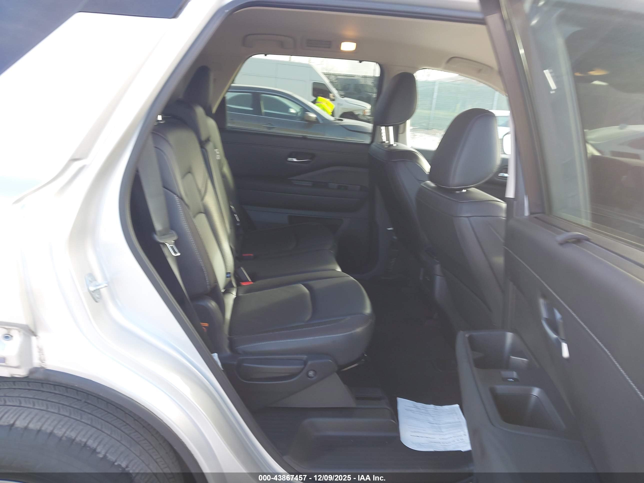 NISSAN PATHFINDER image 8