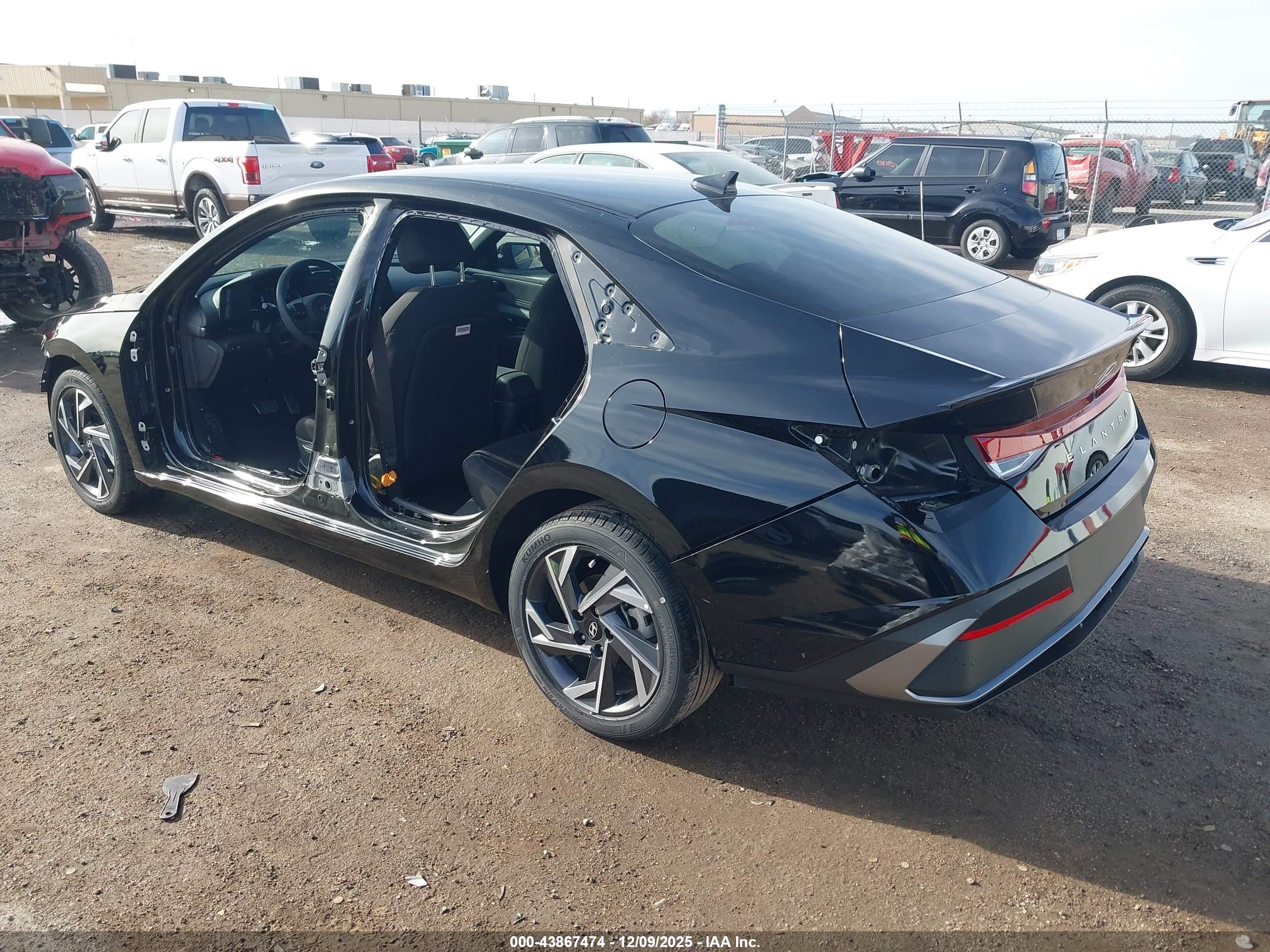 HYUNDAI ELANTRA image 3