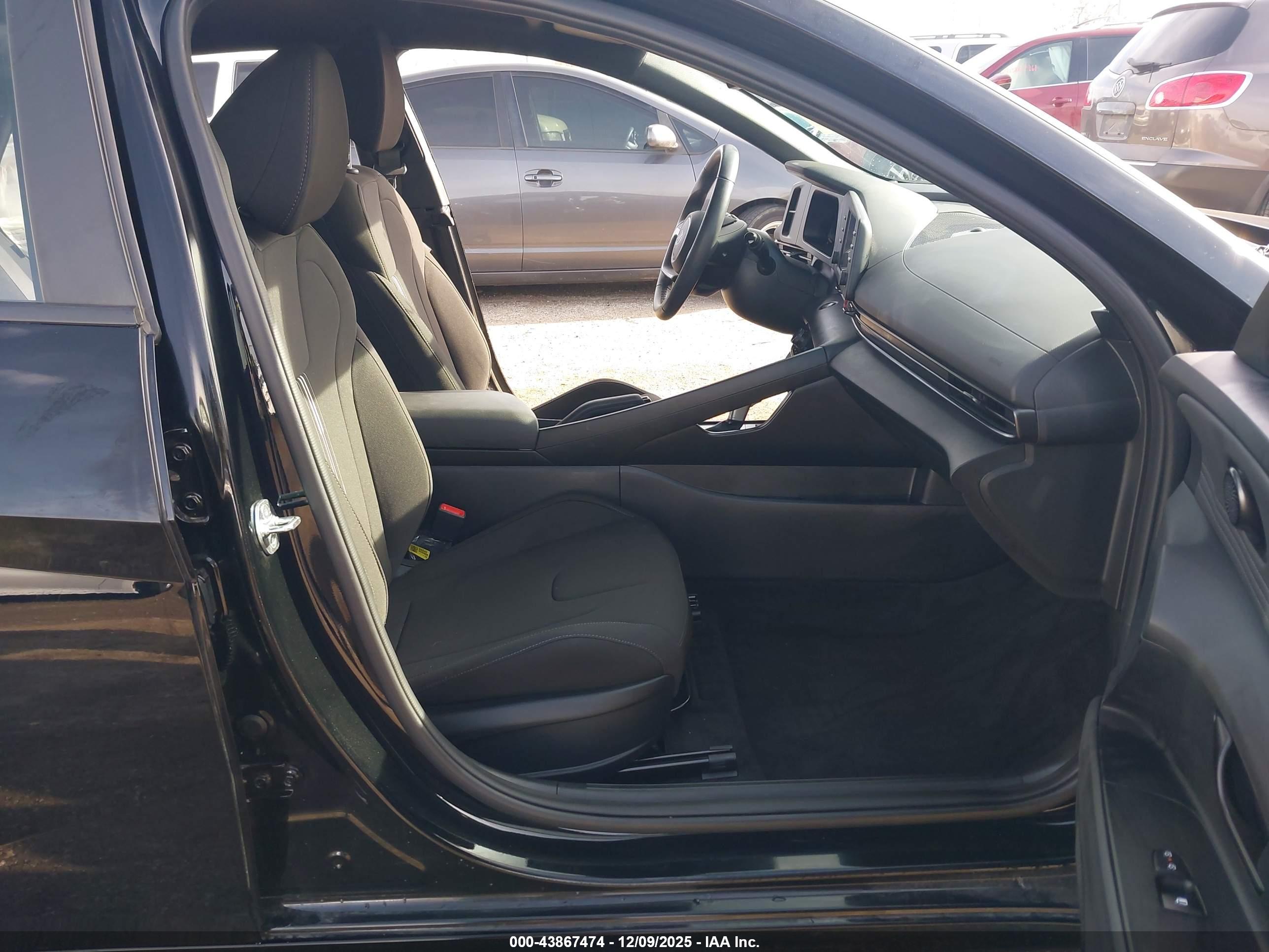 HYUNDAI ELANTRA image 5