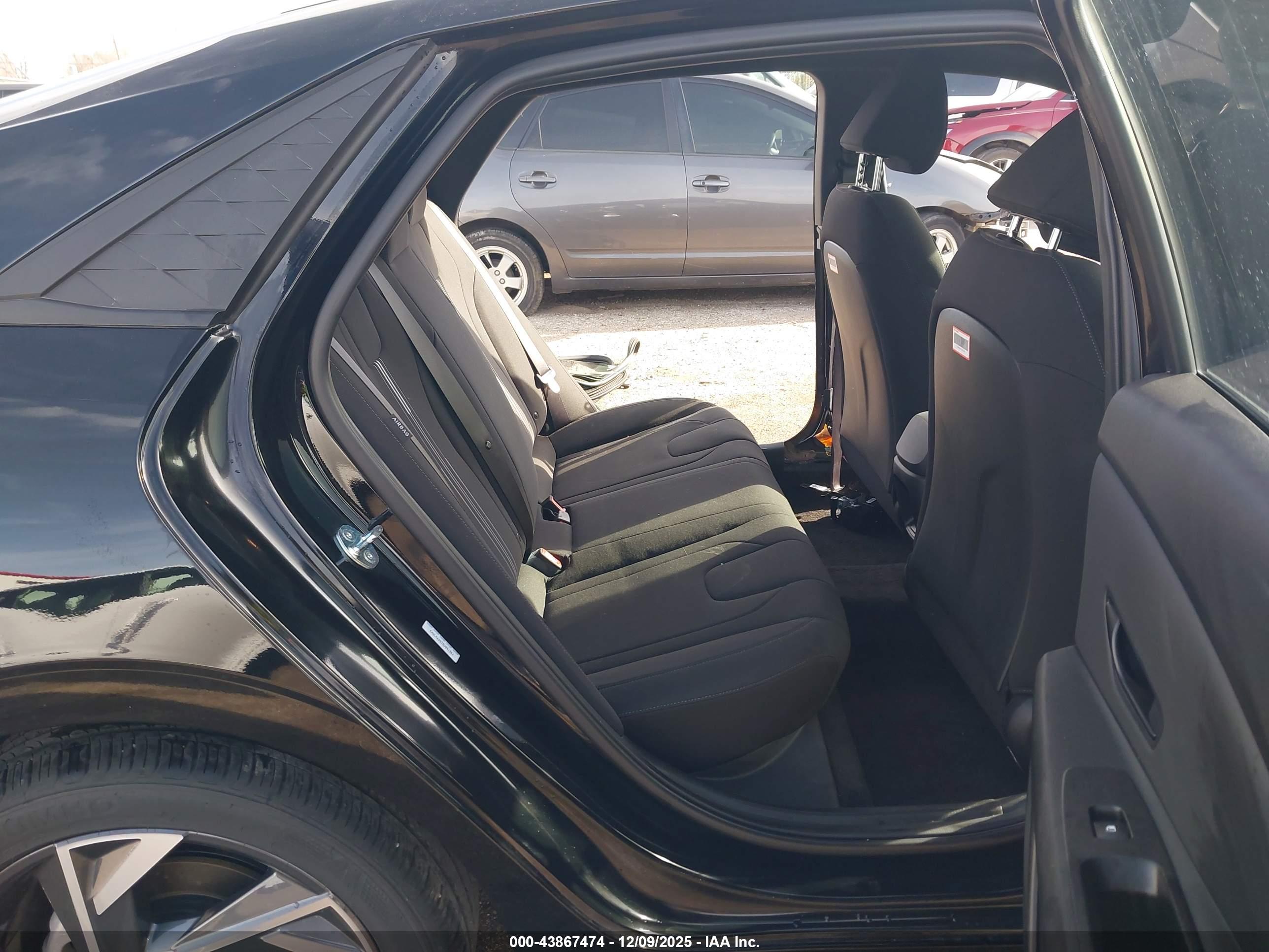 HYUNDAI ELANTRA image 8