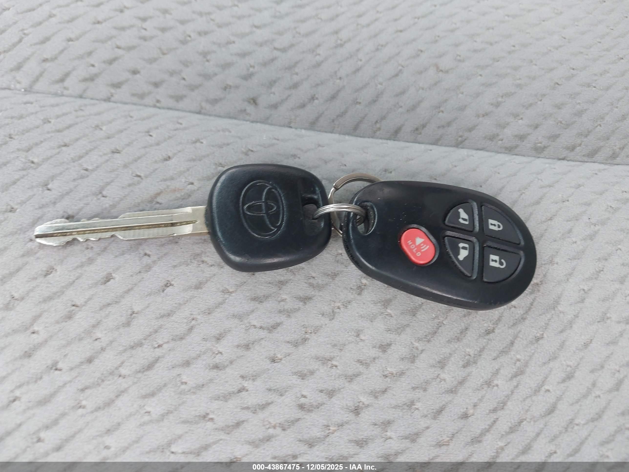 TOYOTA SIENNA image 11