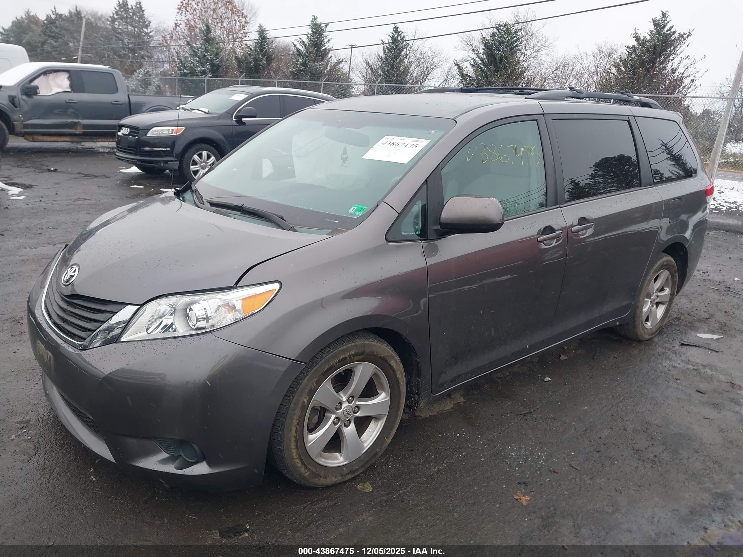 TOYOTA SIENNA image 2