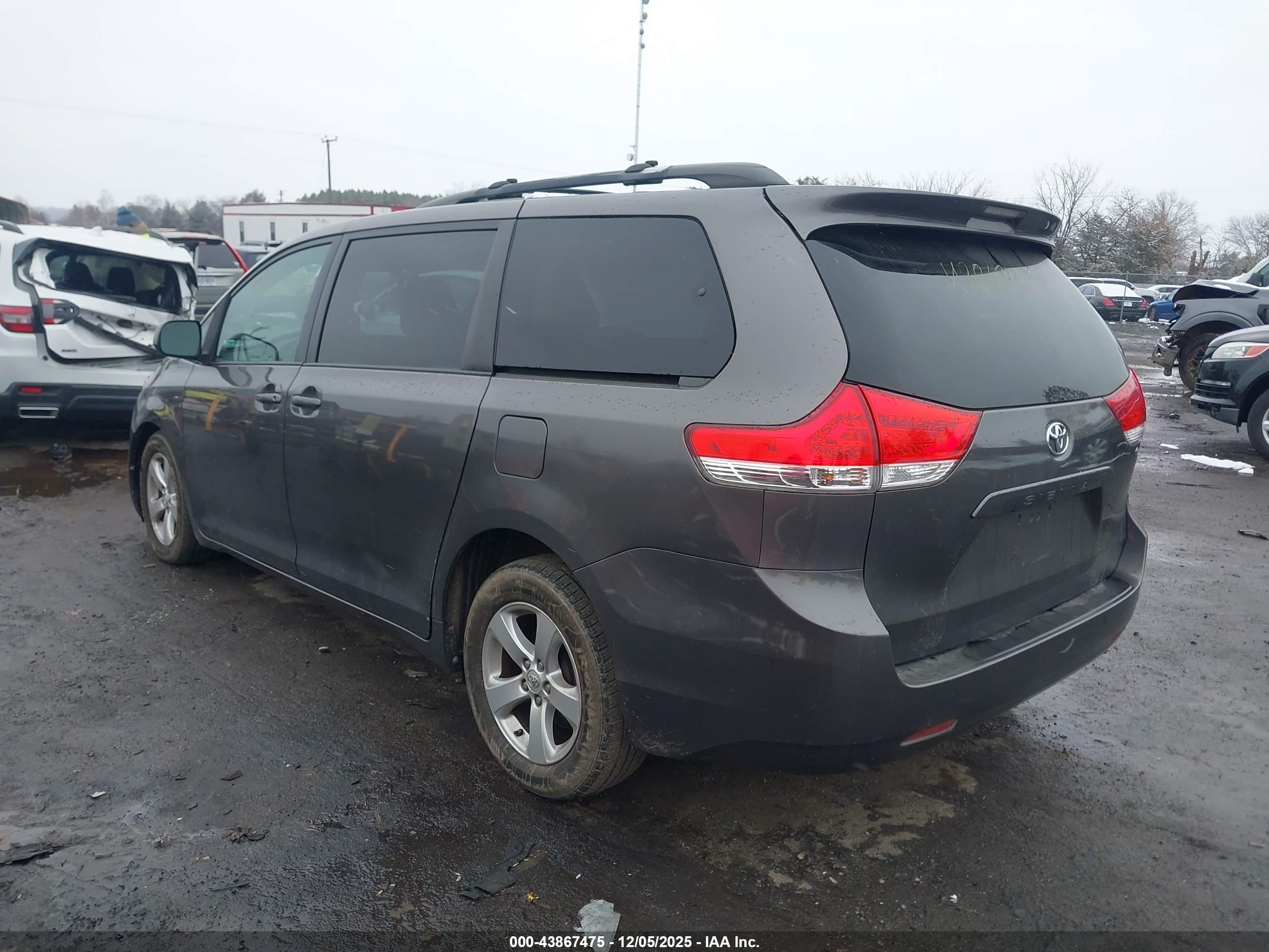 TOYOTA SIENNA image 3