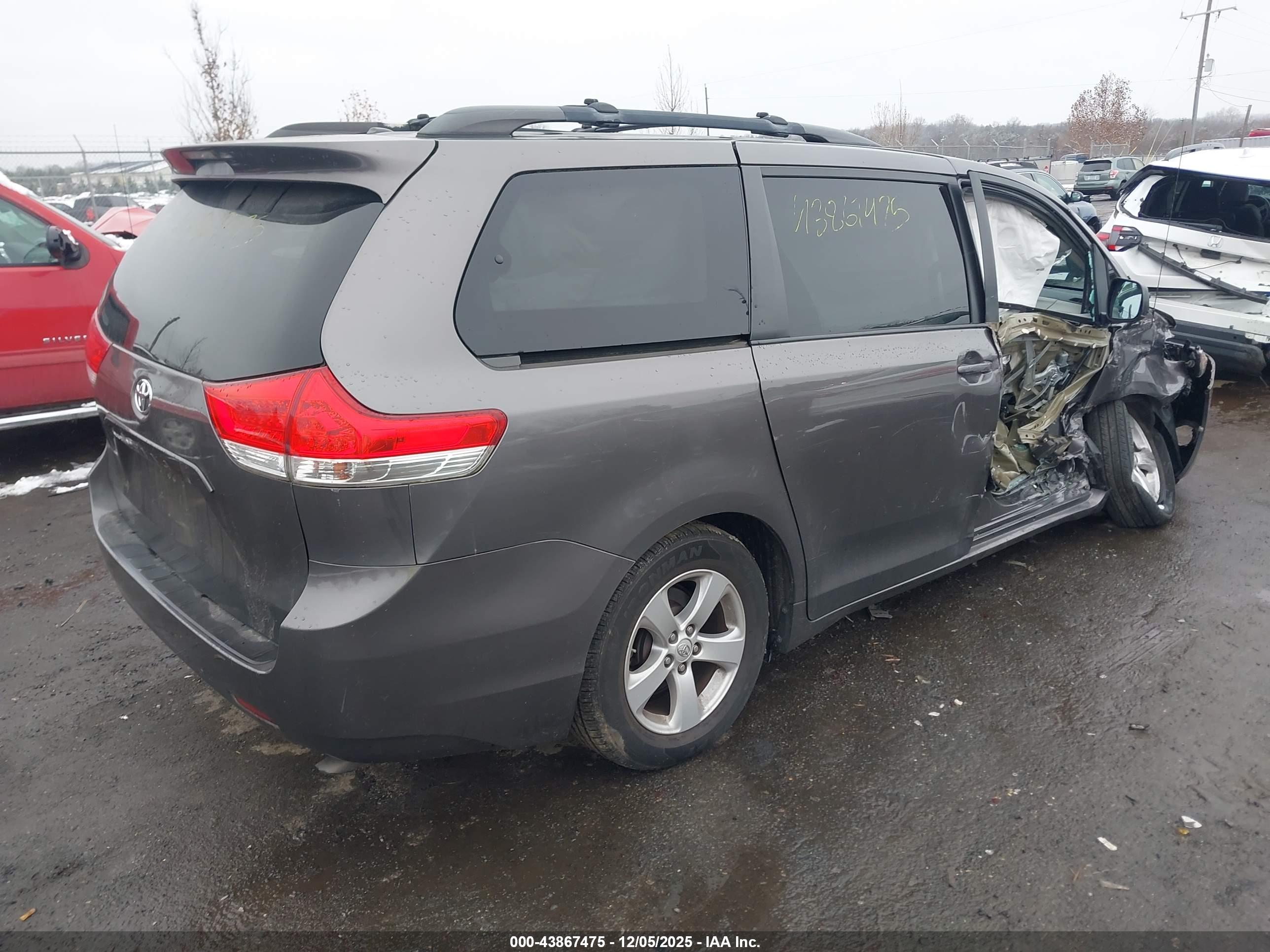 TOYOTA SIENNA image 4