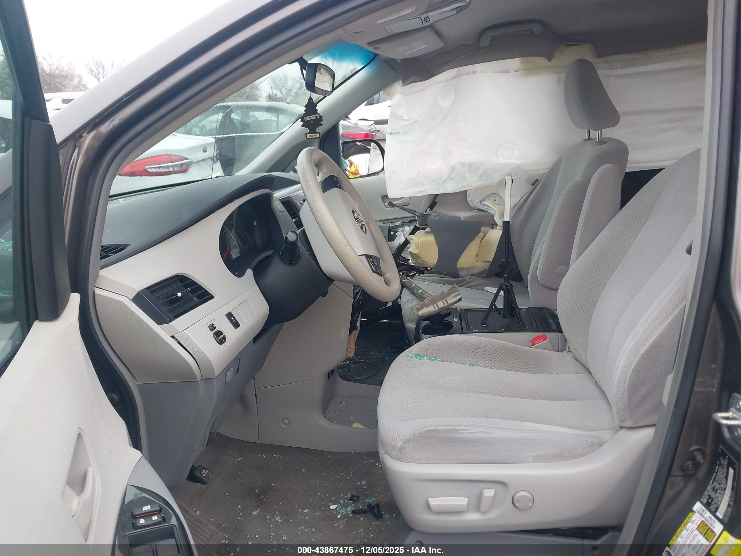 TOYOTA SIENNA image 5