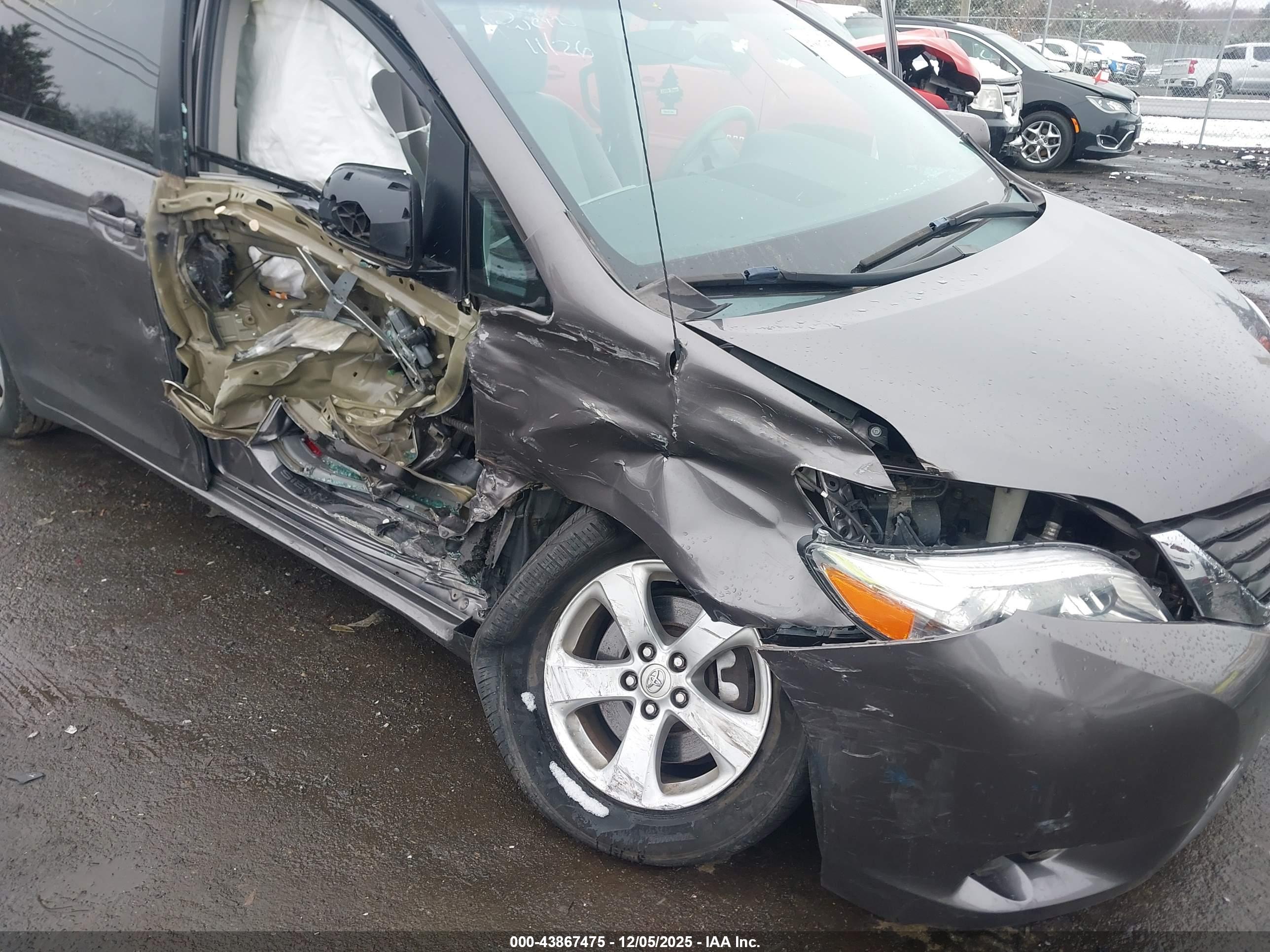 TOYOTA SIENNA image 6