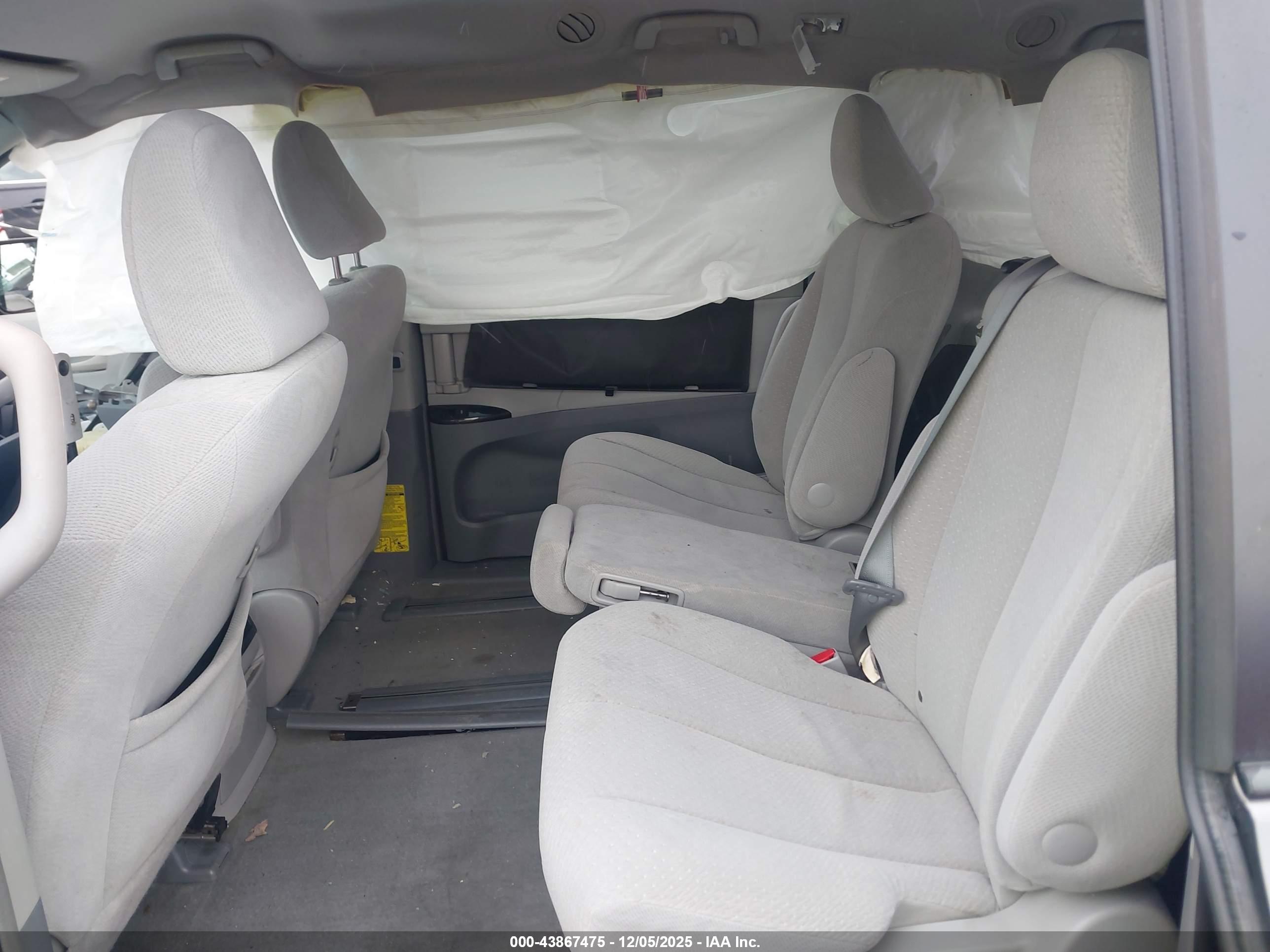 TOYOTA SIENNA image 8