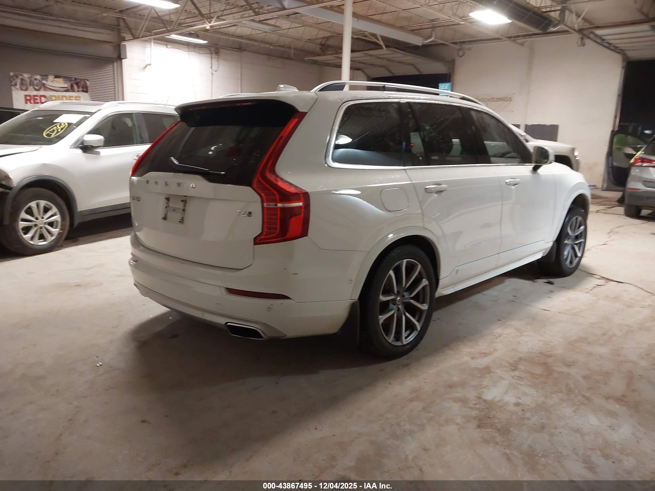 VOLVO XC90 image 4