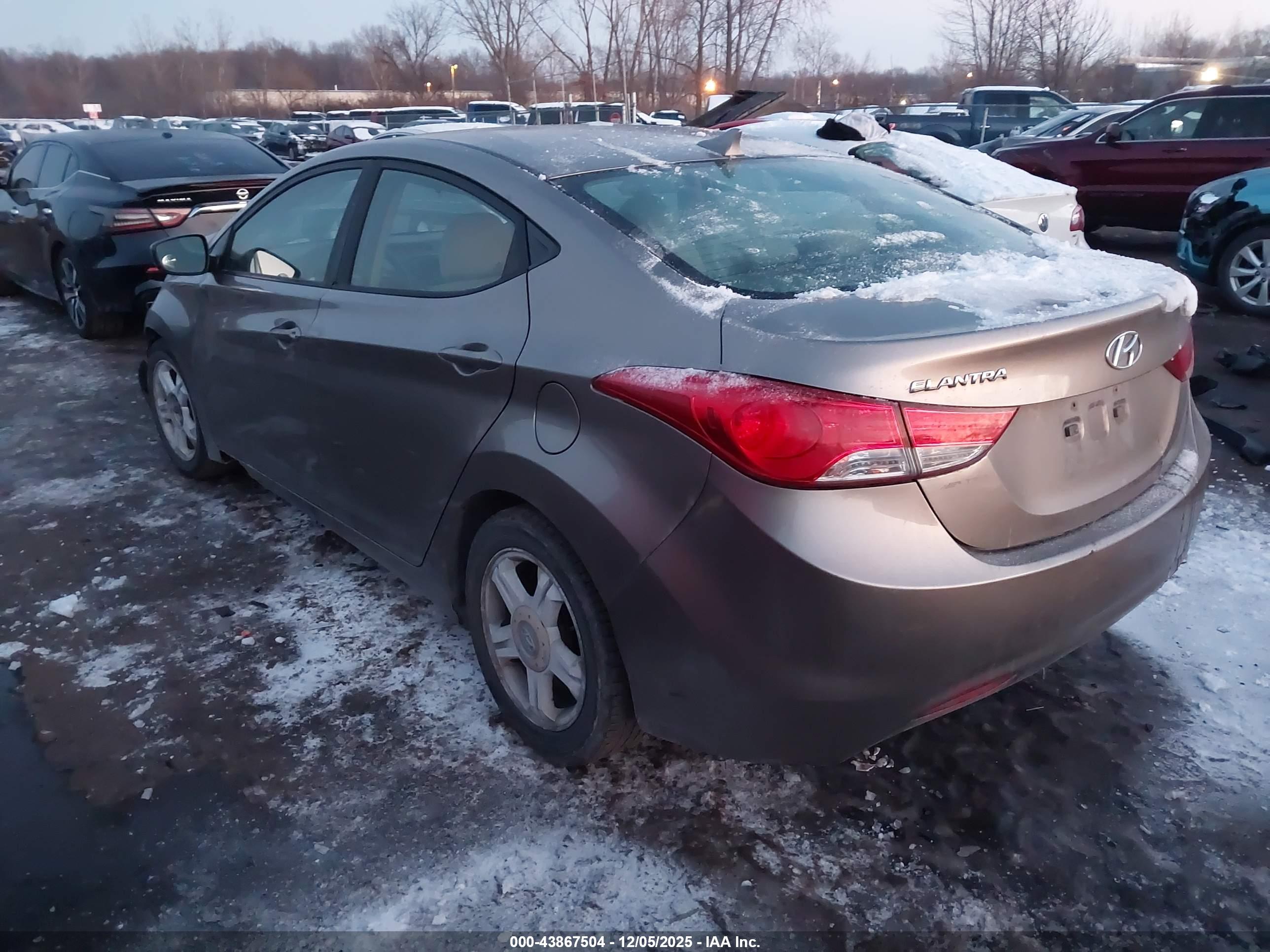 HYUNDAI ELANTRA image 3