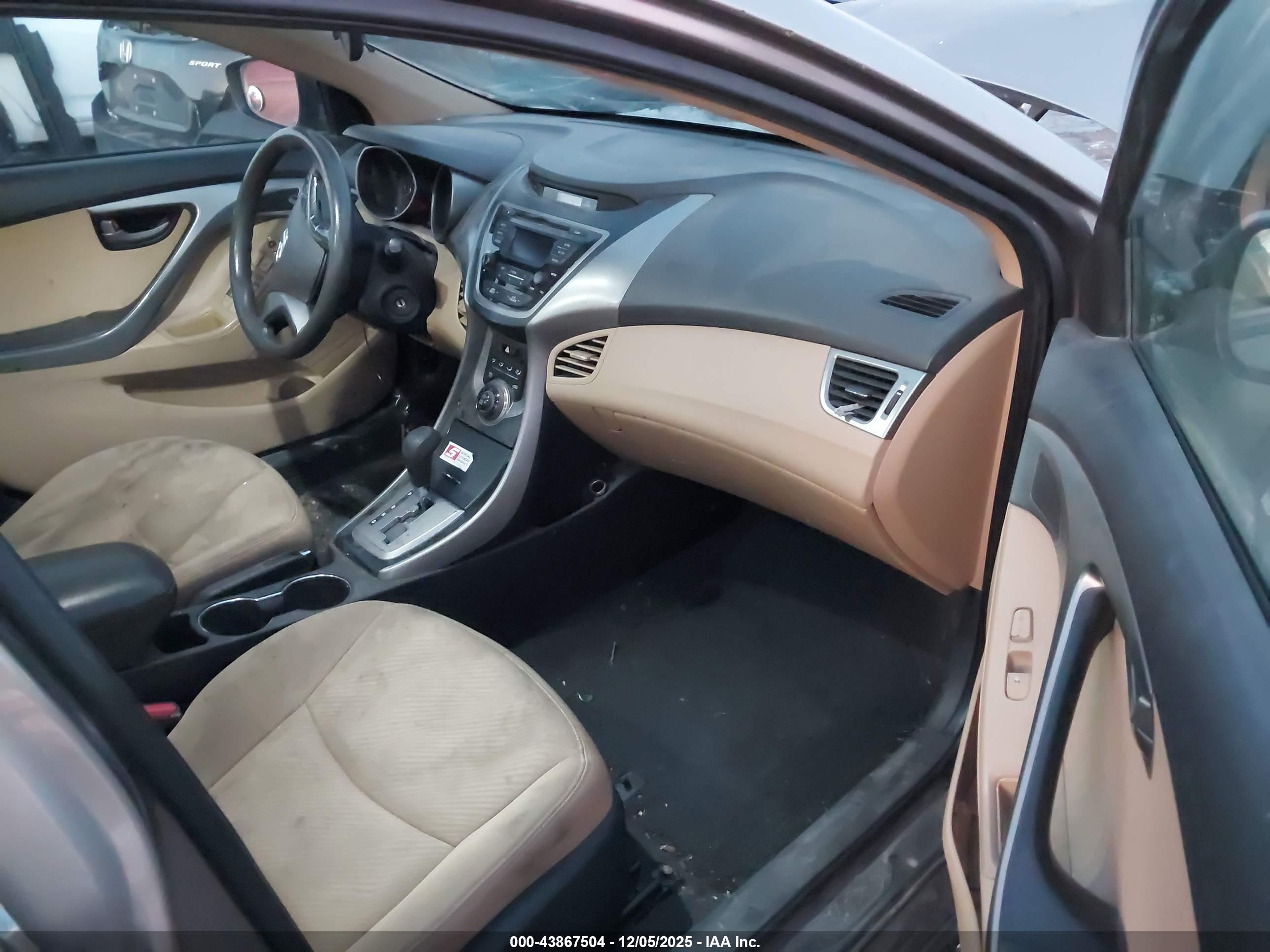 HYUNDAI ELANTRA image 5