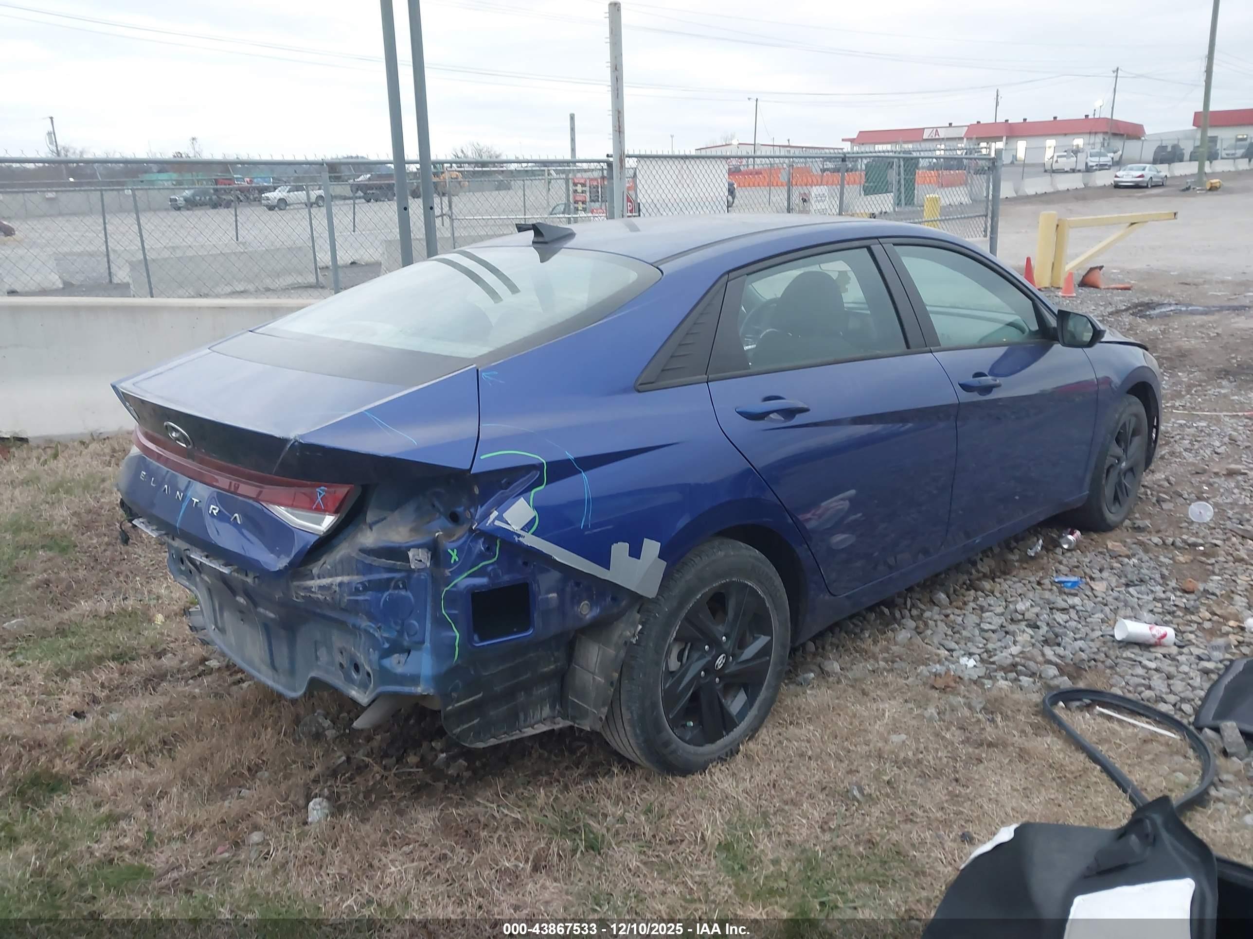HYUNDAI ELANTRA image 4