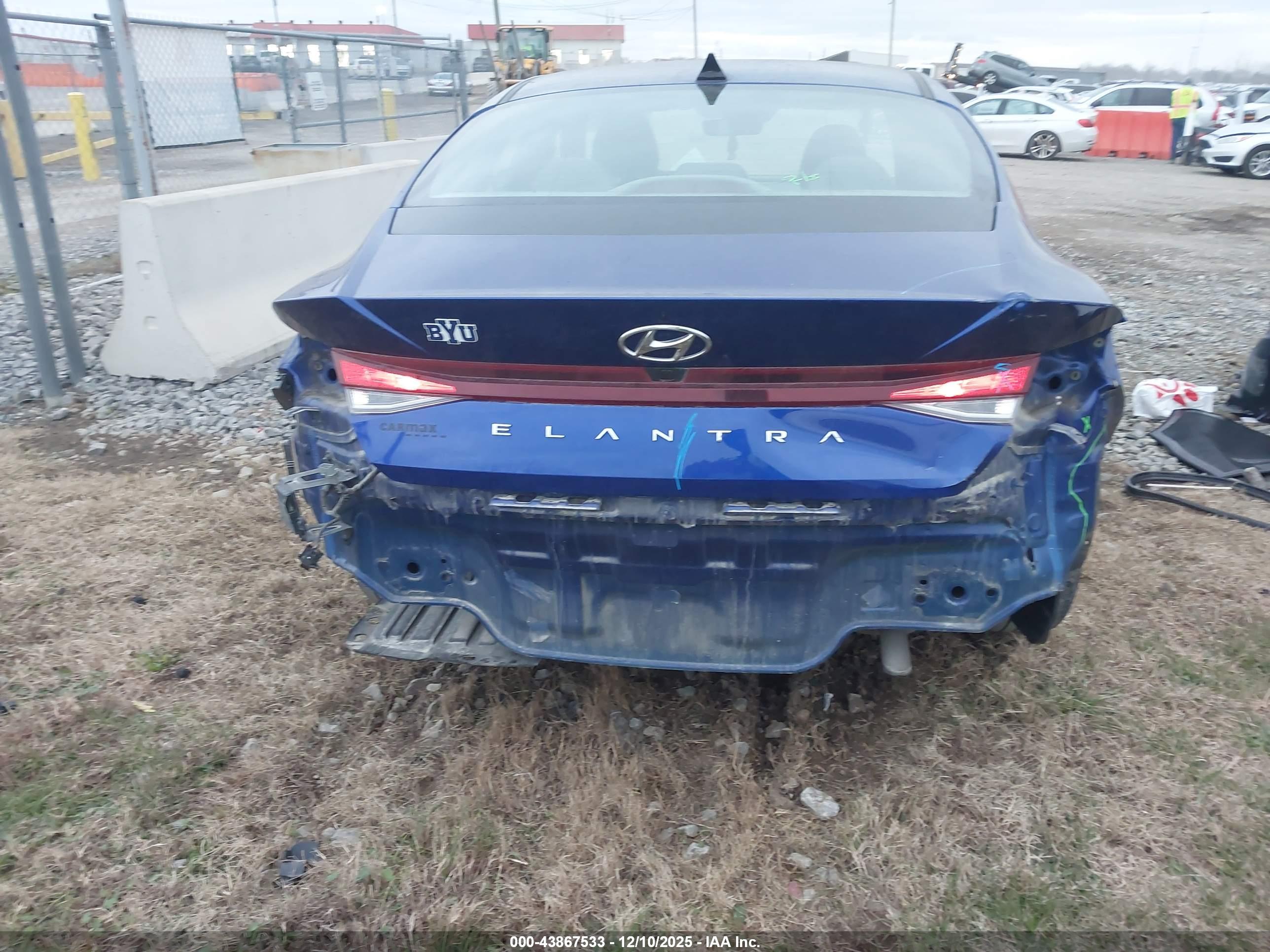 HYUNDAI ELANTRA image 6