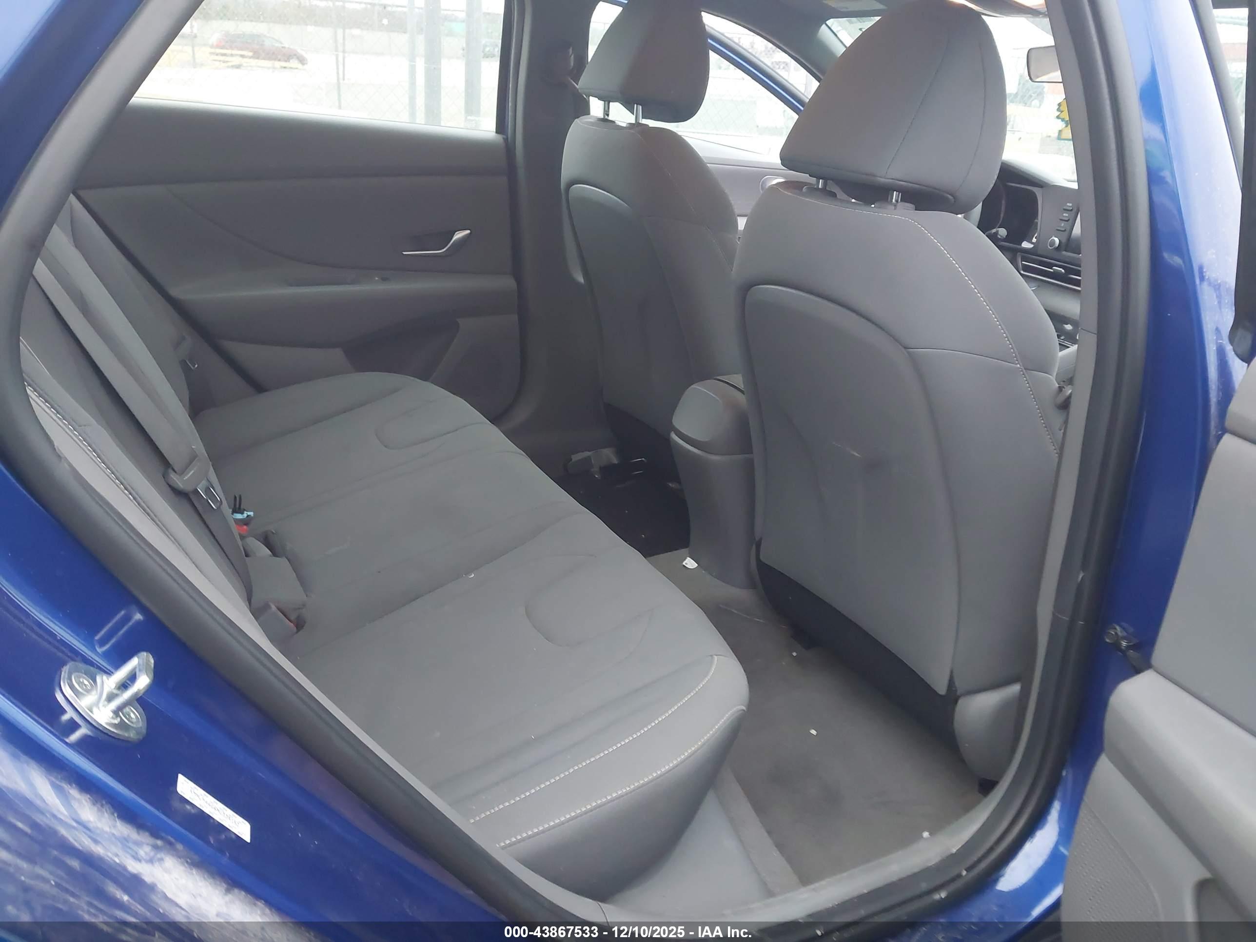 HYUNDAI ELANTRA image 8