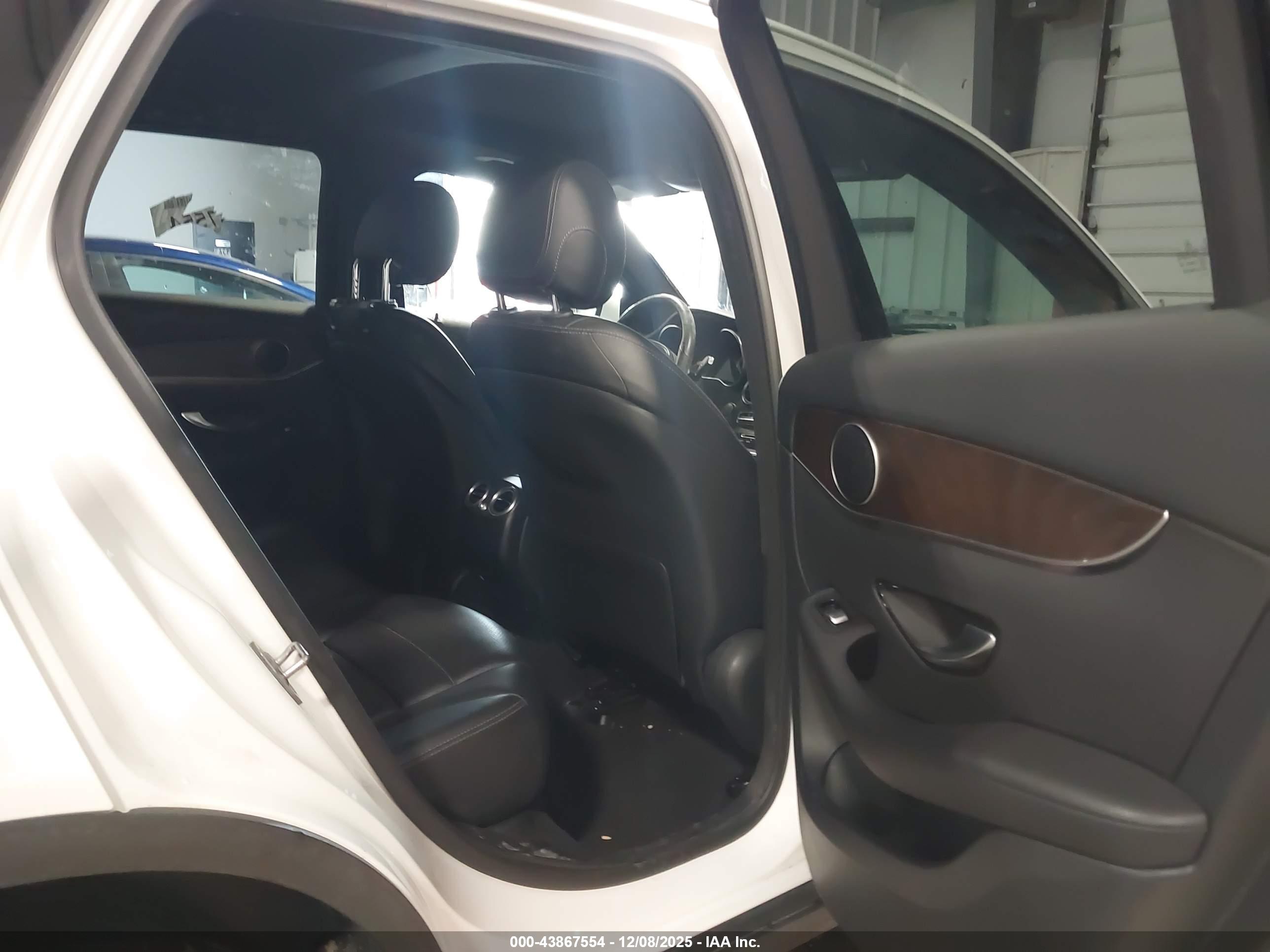 MERCEDES-BENZ GLC image 8