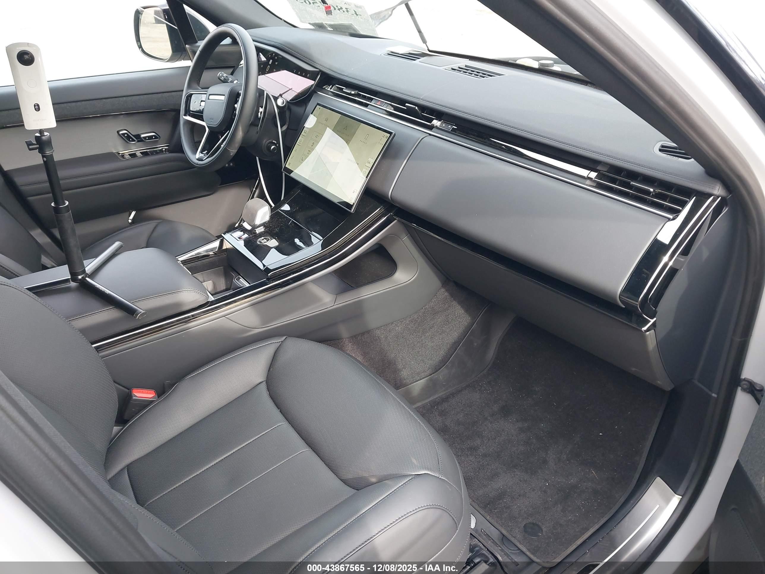 LAND ROVER image 5