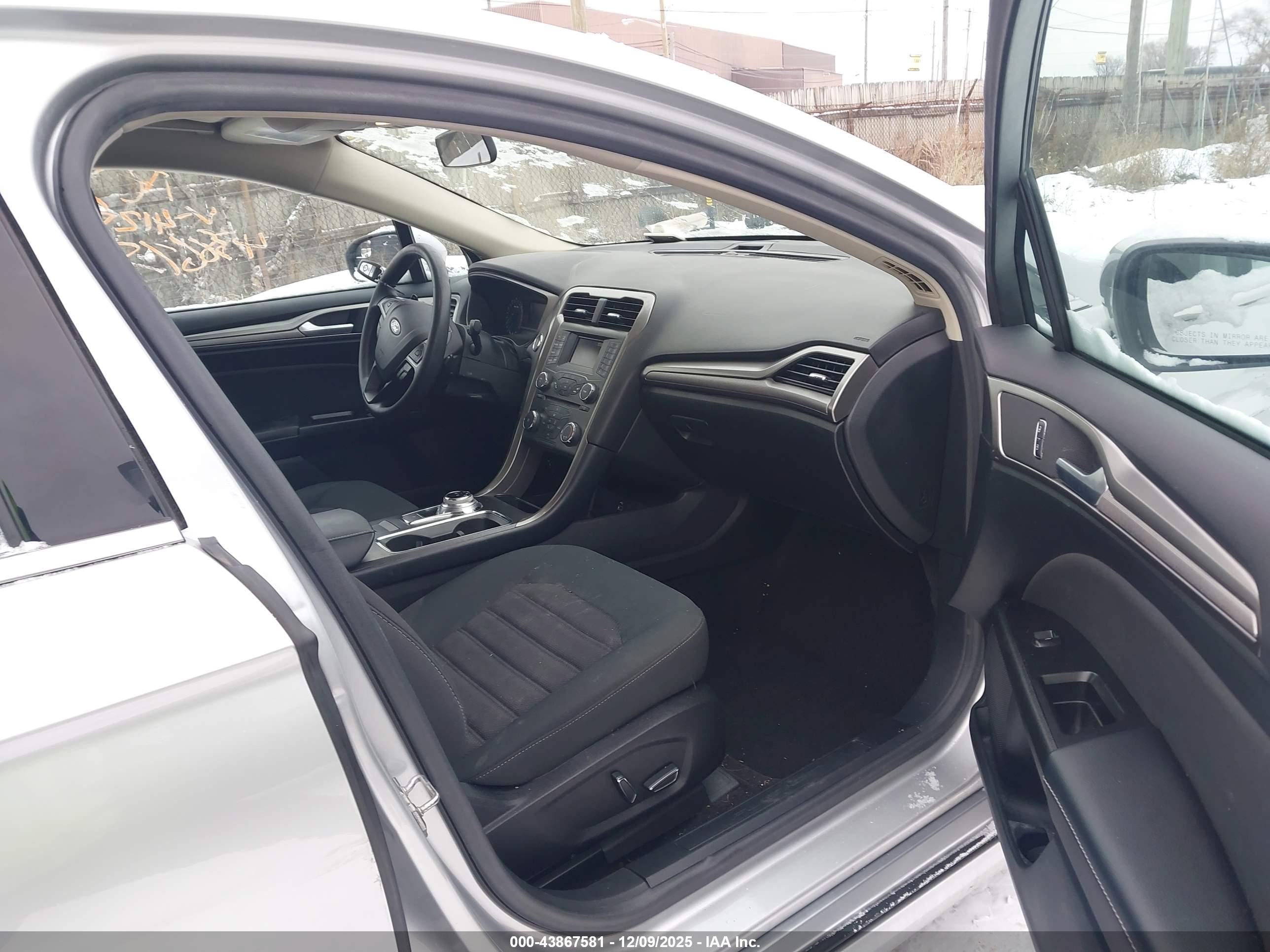 FORD FUSION image 5