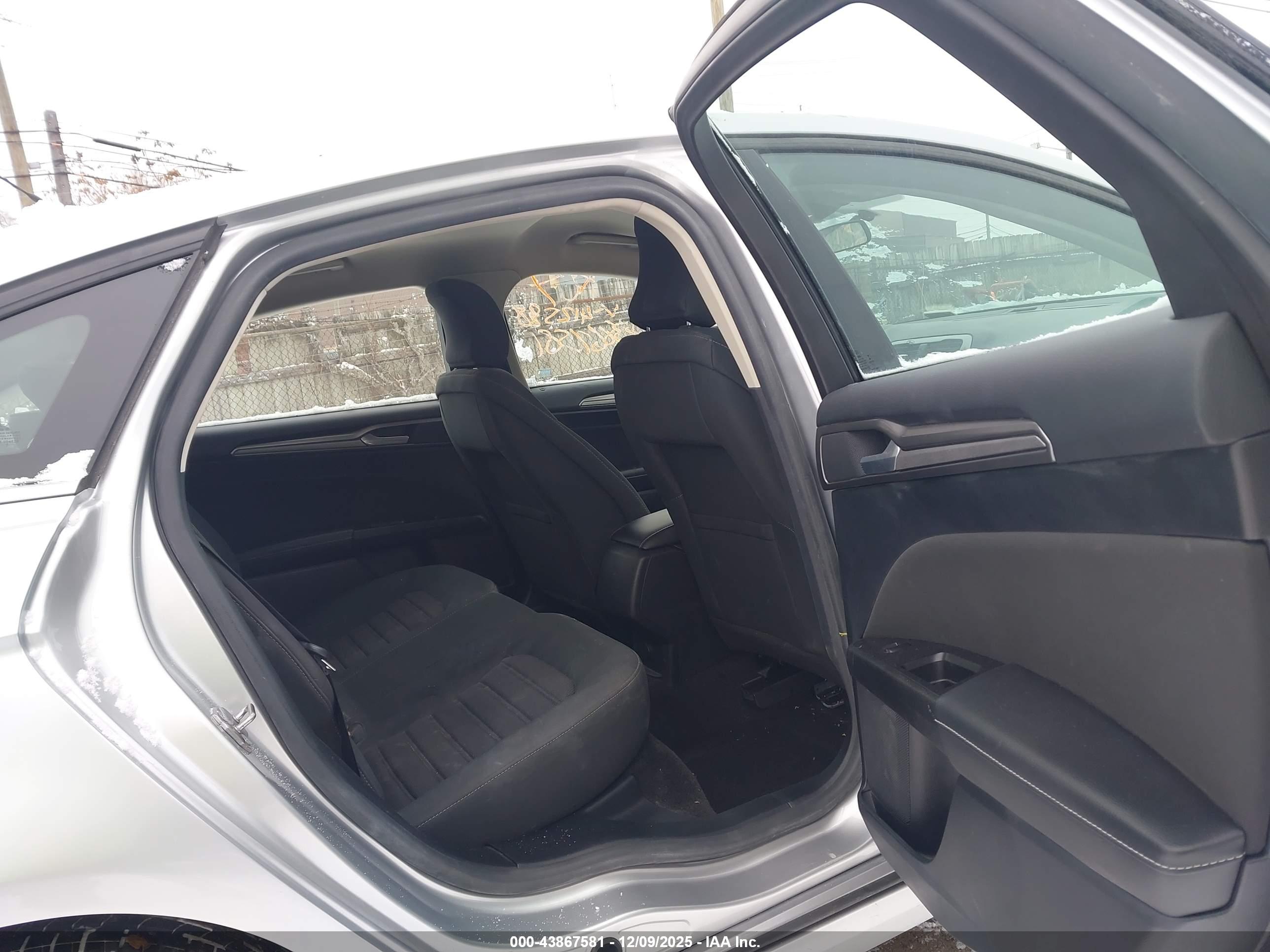 FORD FUSION image 8