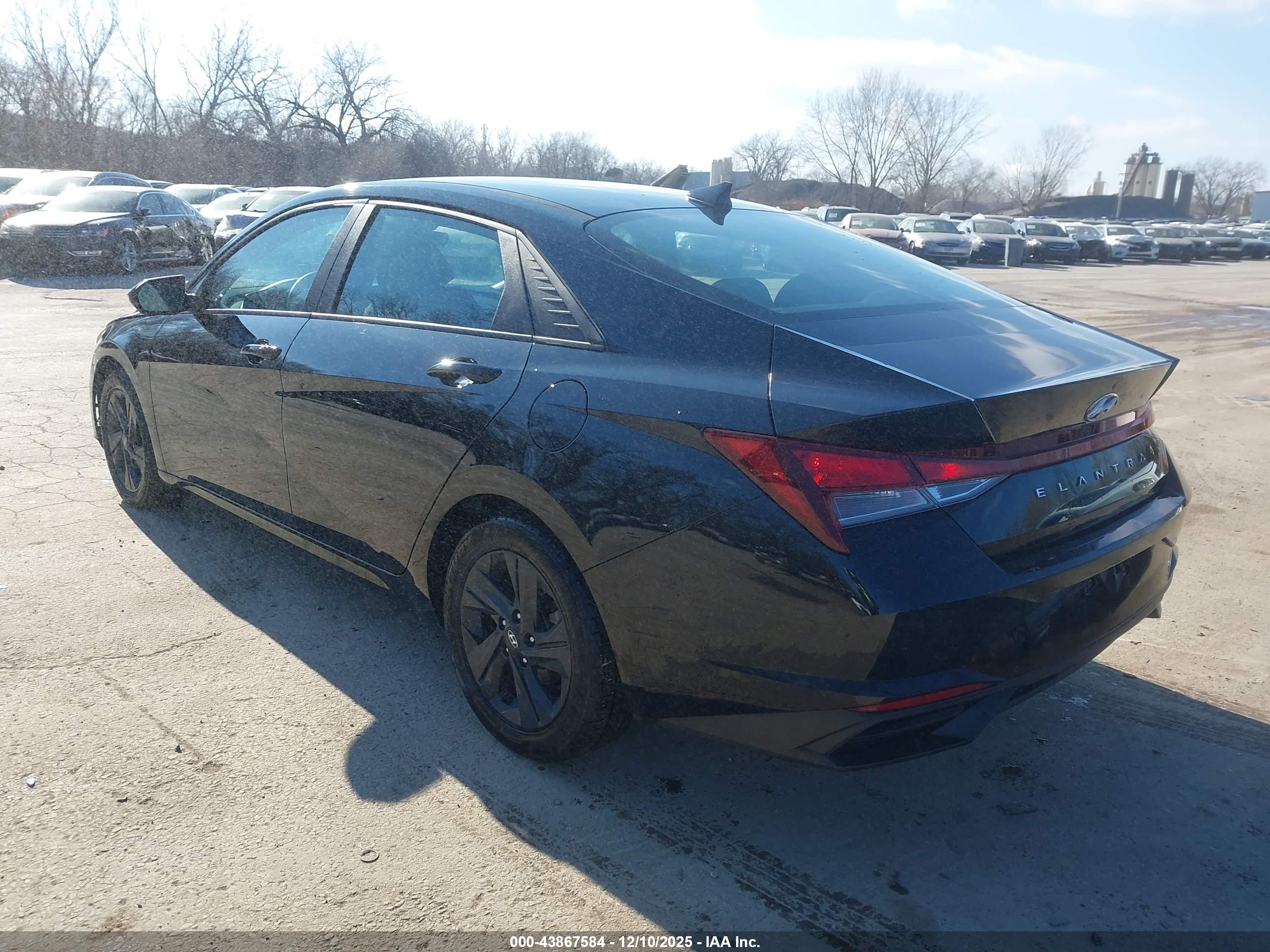 HYUNDAI ELANTRA image 3