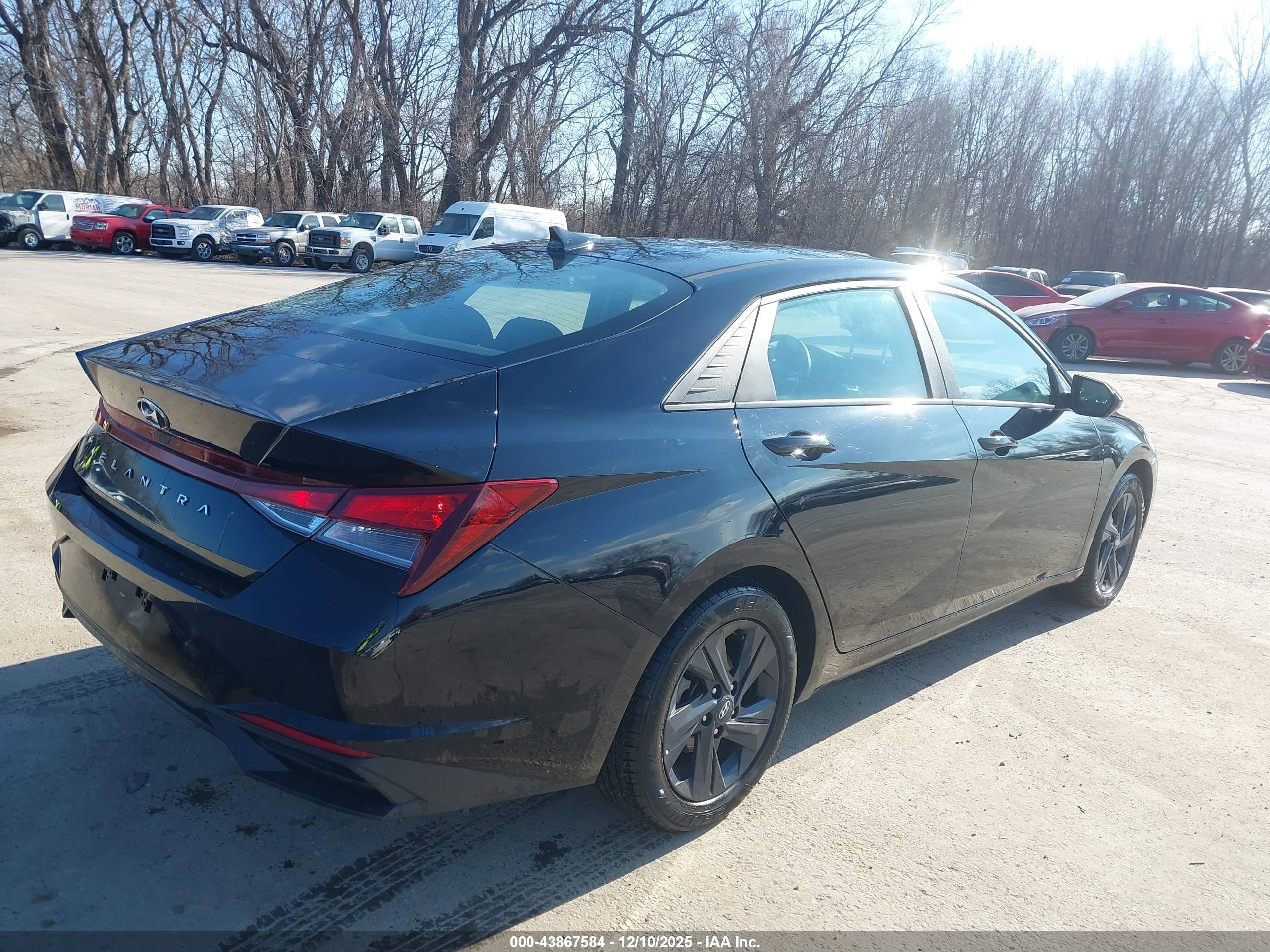HYUNDAI ELANTRA image 4
